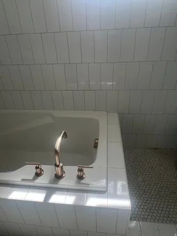 White subway tile bathtub surround with an integrated bathtub
