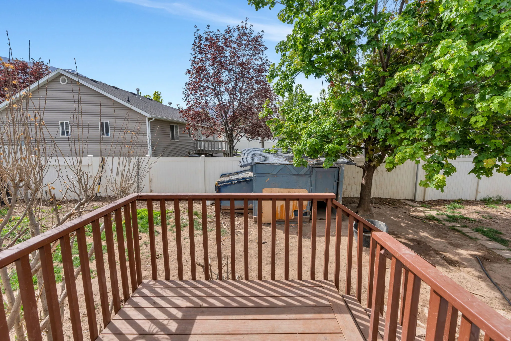 New Trex deck featuring a fenced backyard