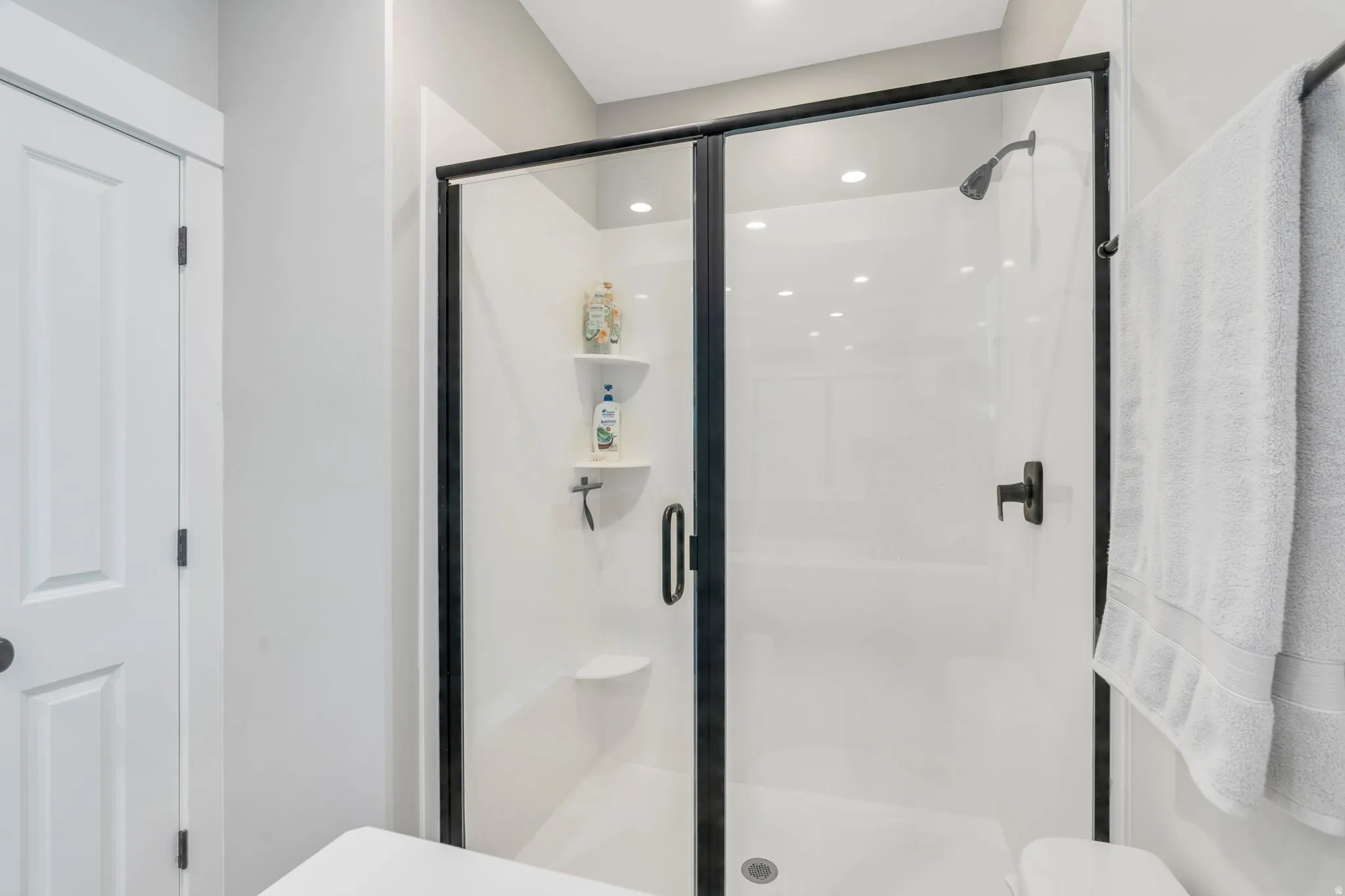 Full bath featuring a shower stall and recessed lighting