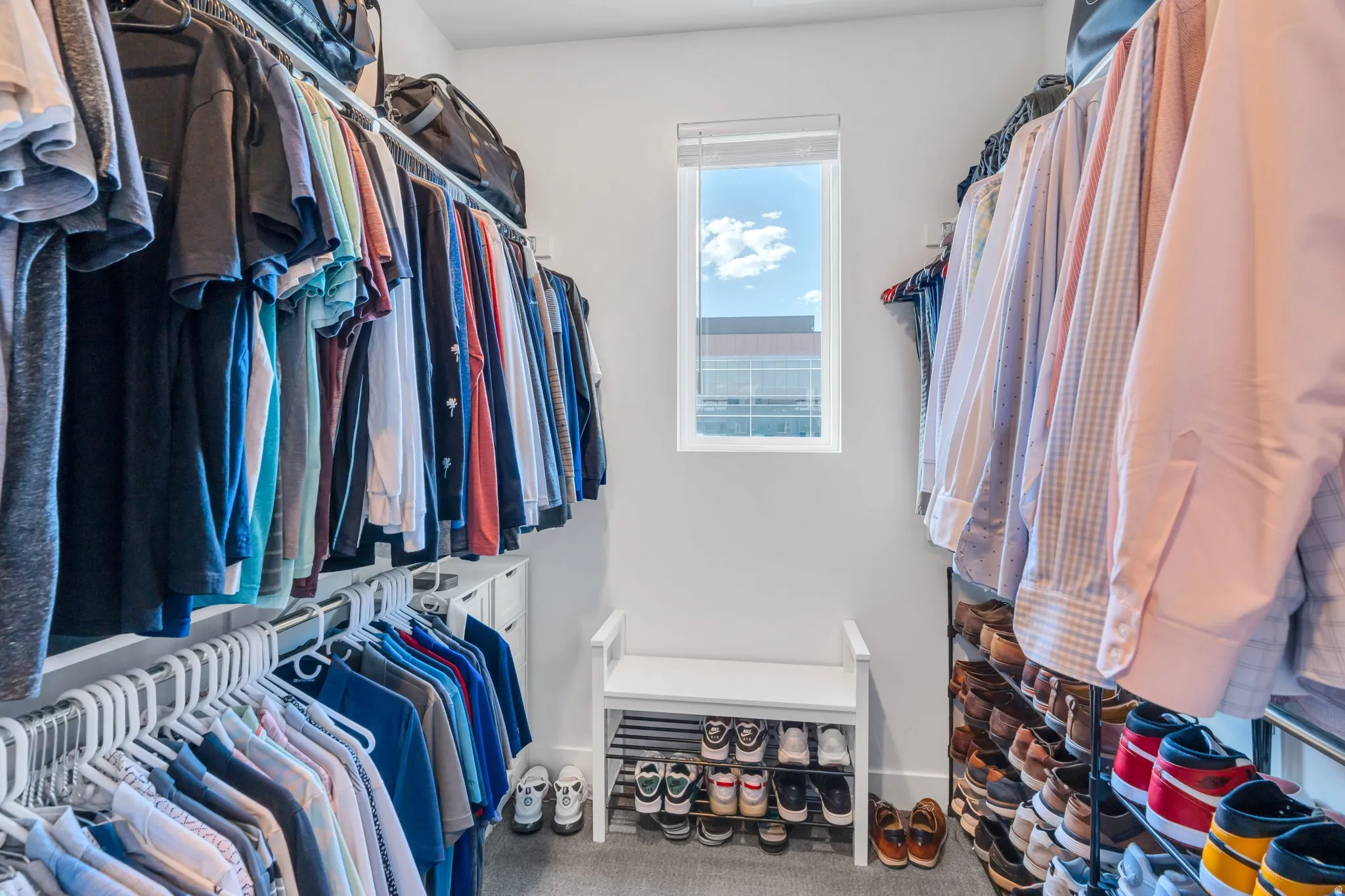 Walk in closet featuring carpet floors