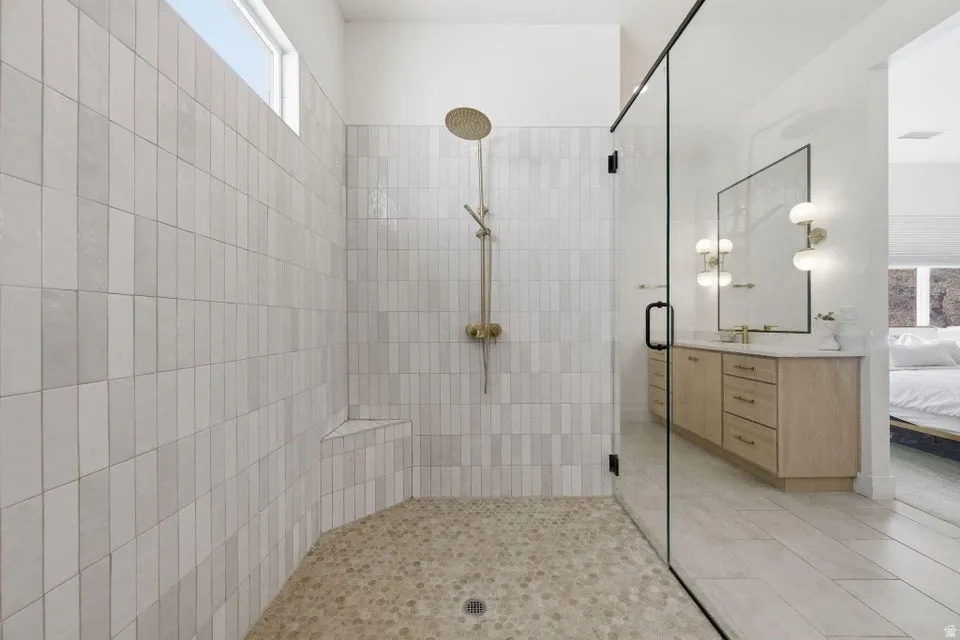 Ensuite bathroom with plenty of natural light, a stall shower, and vanity