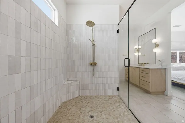 Ensuite bathroom with plenty of natural light, a stall shower, and vanity