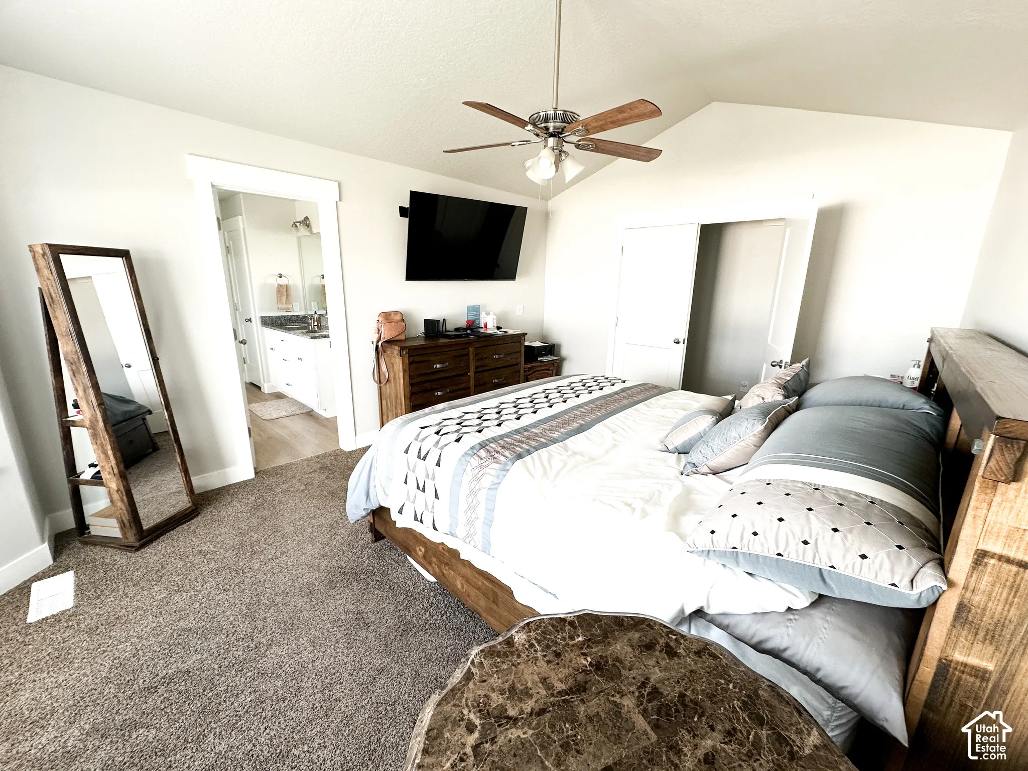Vaulted ceiling with a ceiling fan