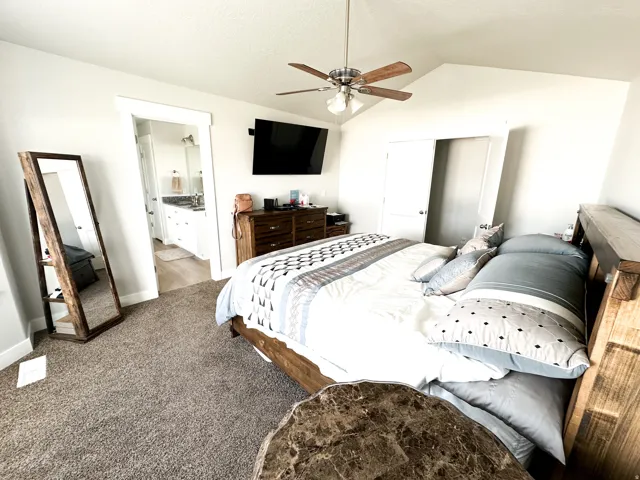Vaulted ceiling with a ceiling fan