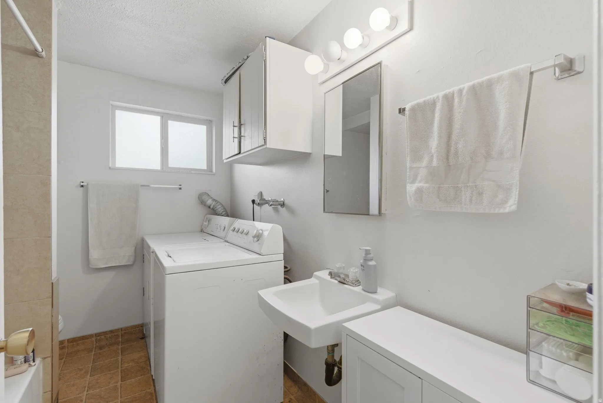 Laundry area with washer / dryer