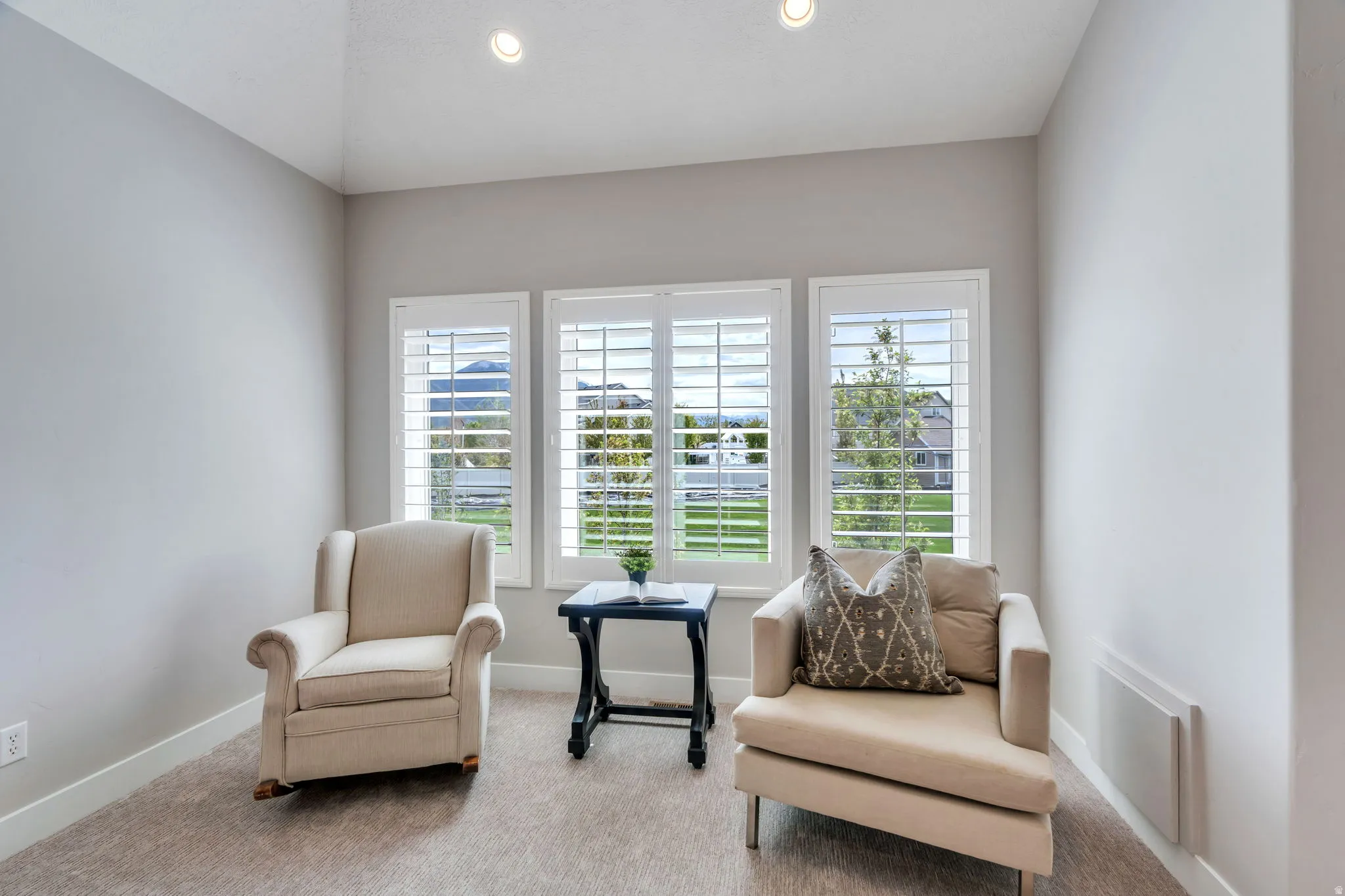 Sitting room featuring carpet and recessed lighting