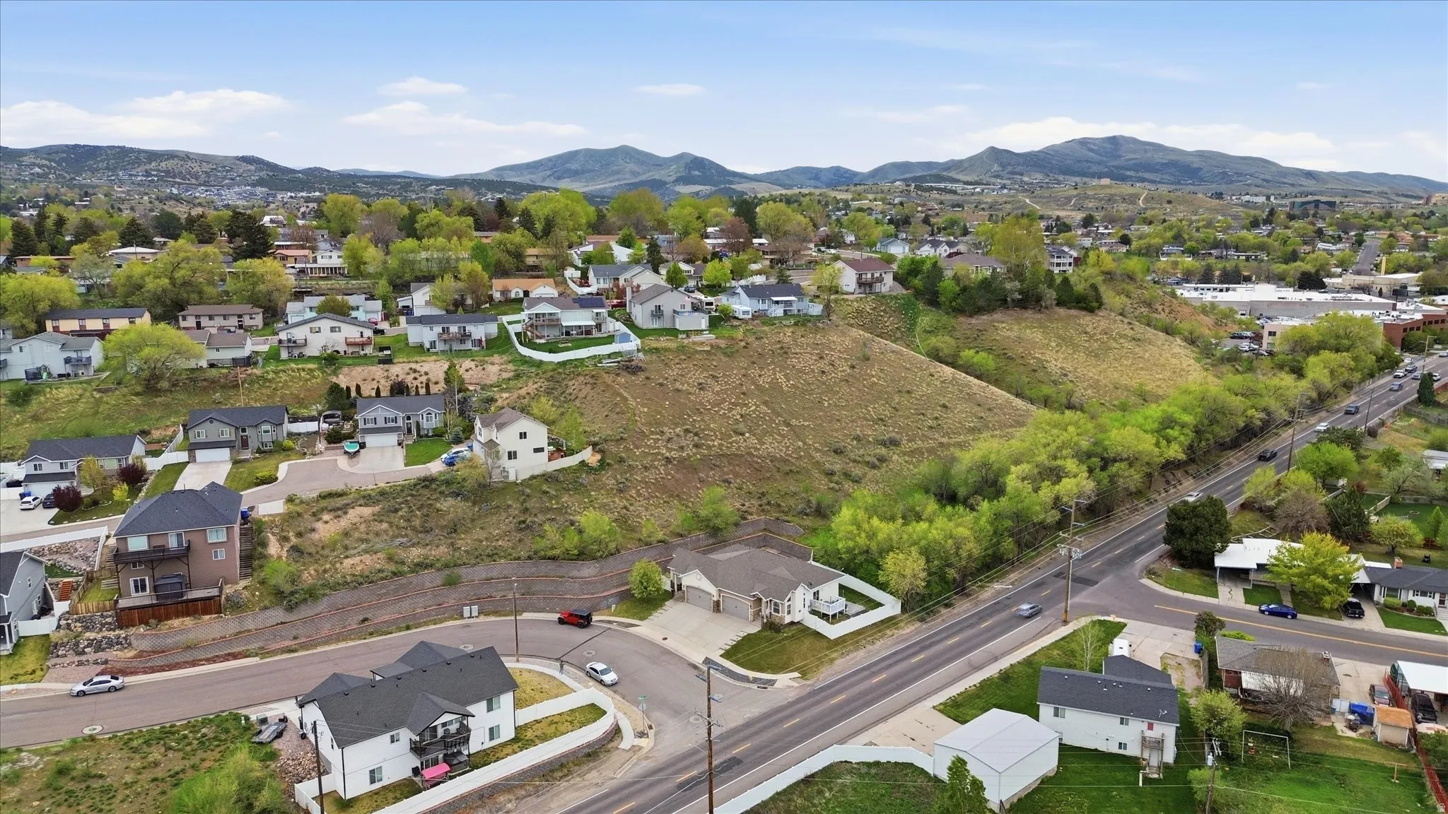 Aerial view of residential area featuring a mountainous background