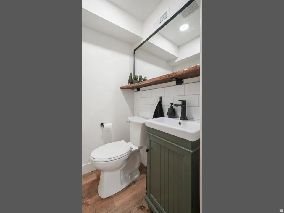Half bath / Powder room