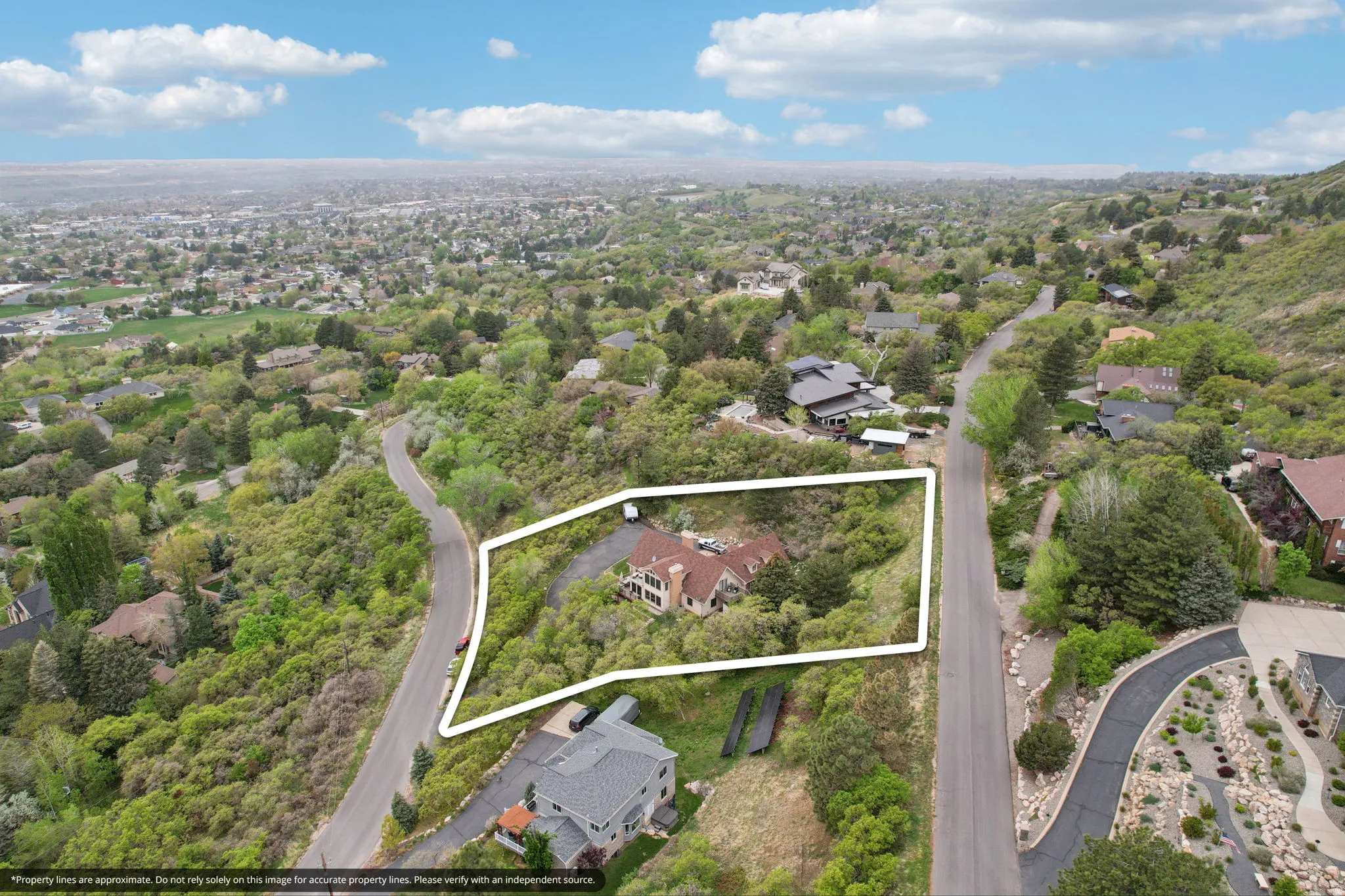 Aerial view of residential area featuring property parcel outlined