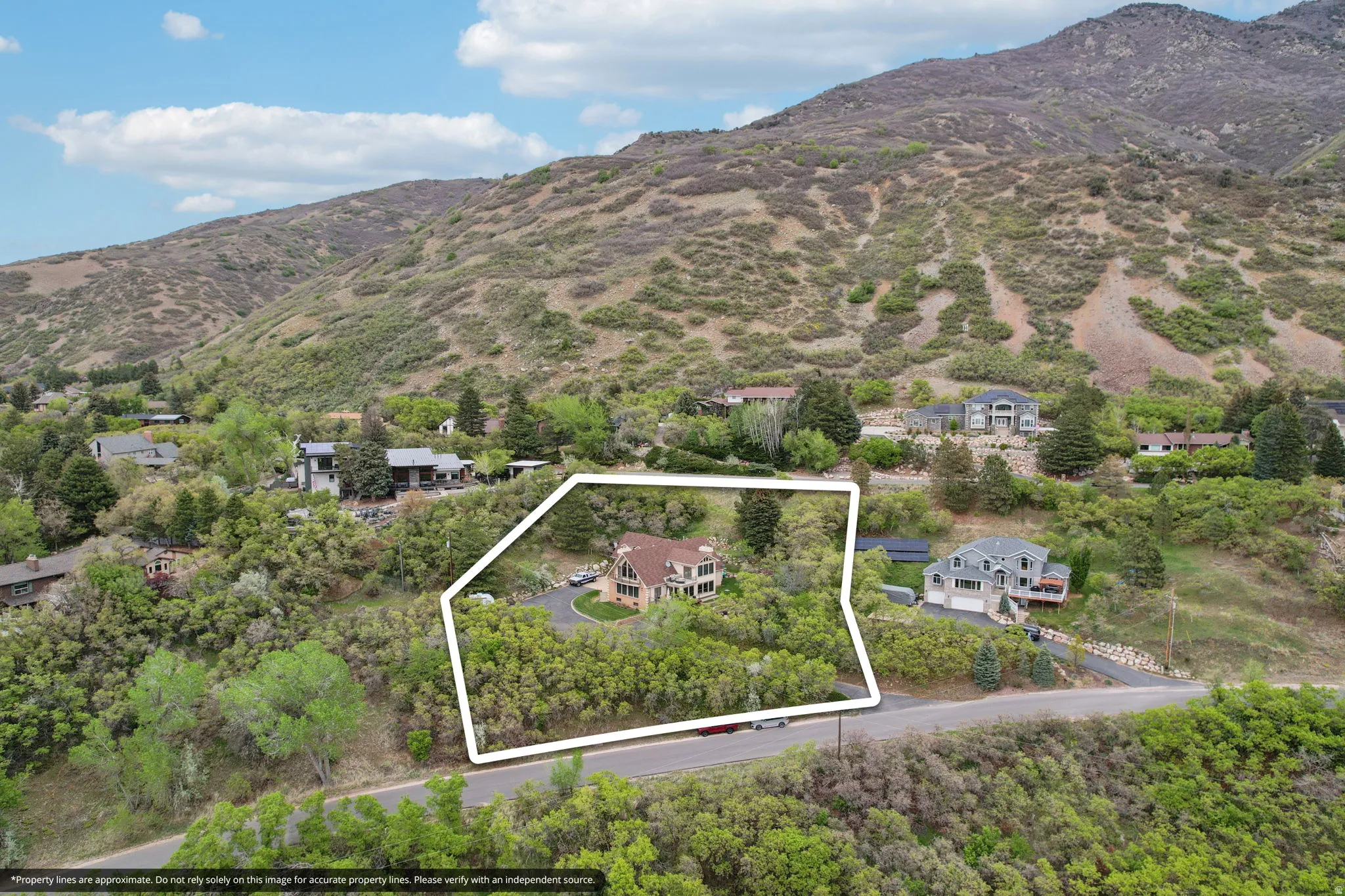 View of property location featuring property boundaries highlighted and a mountain backdrop