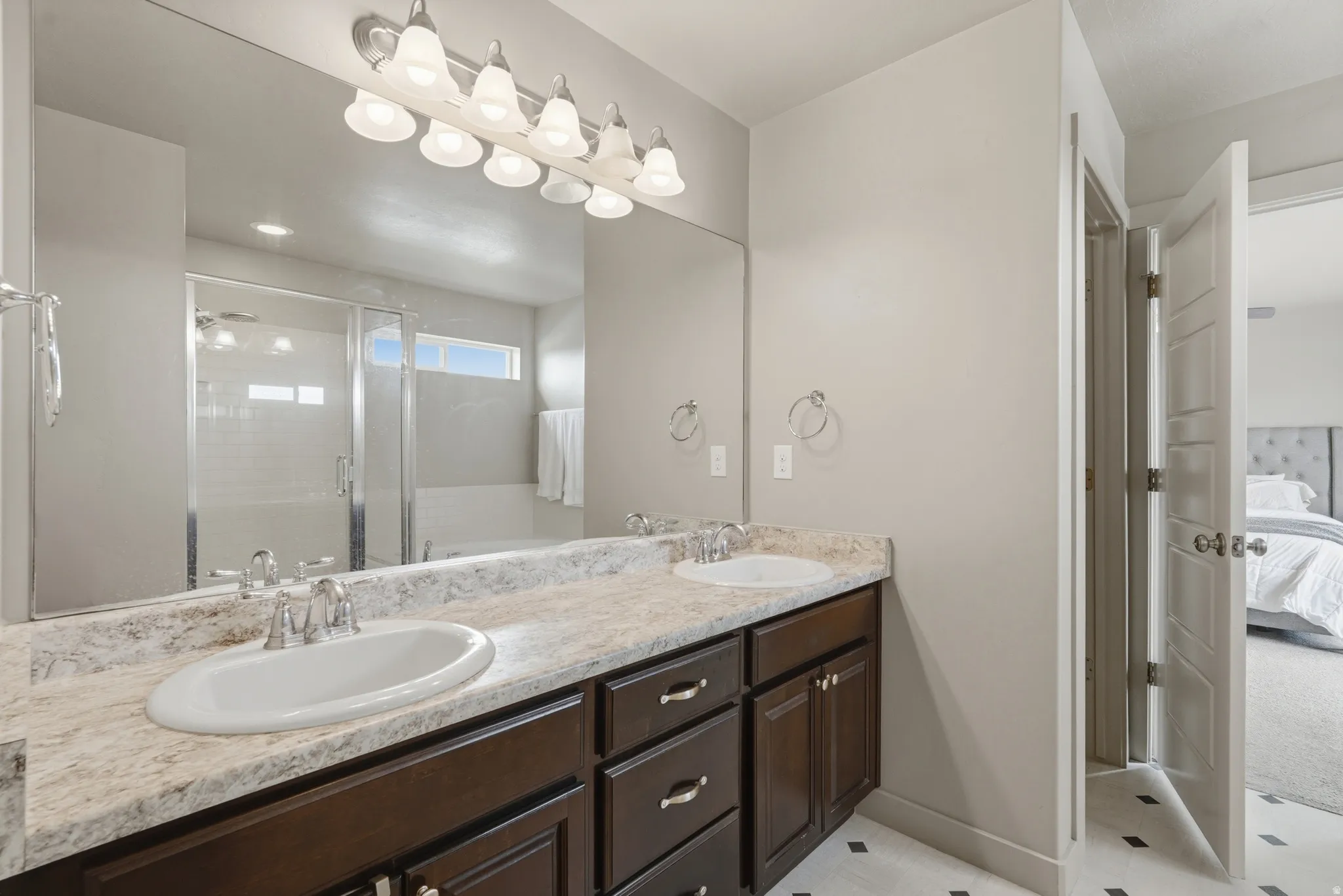 Primary en suite bathroom