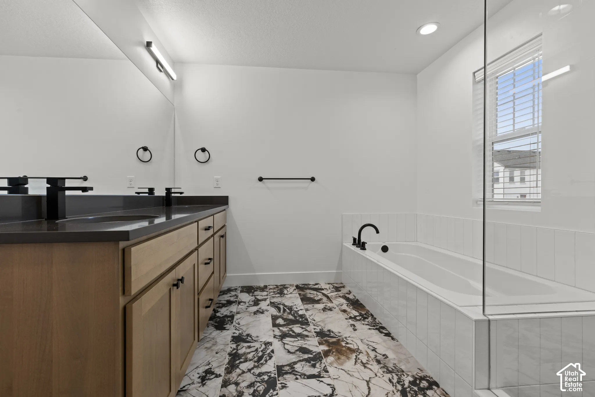 Dual vanity