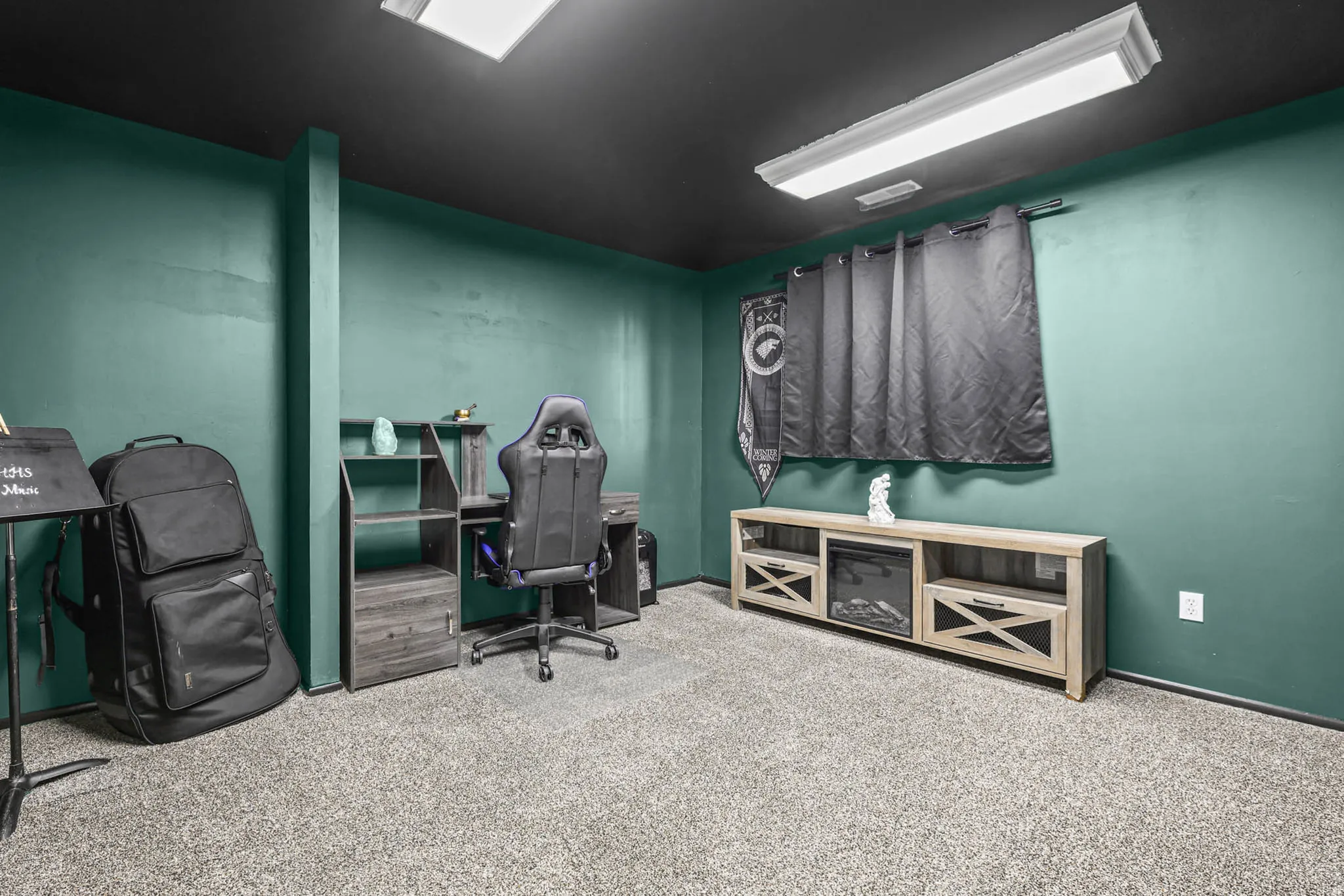 Office space featuring carpet flooring and baseboards