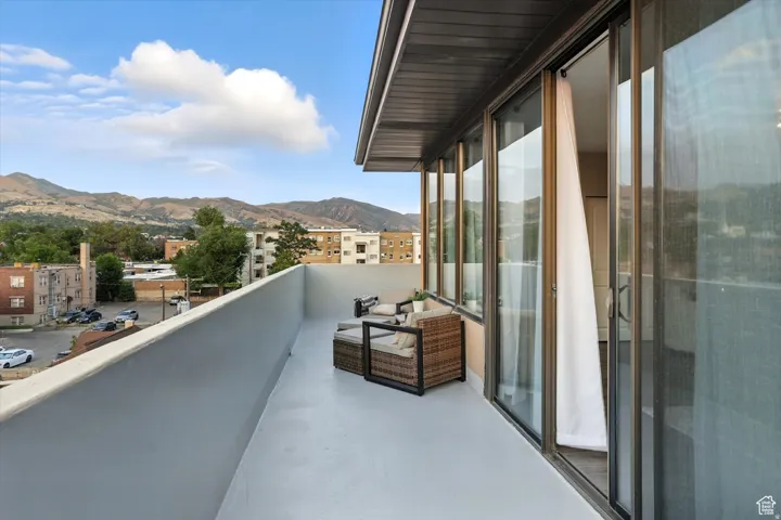 Balcony featuring a mountain view