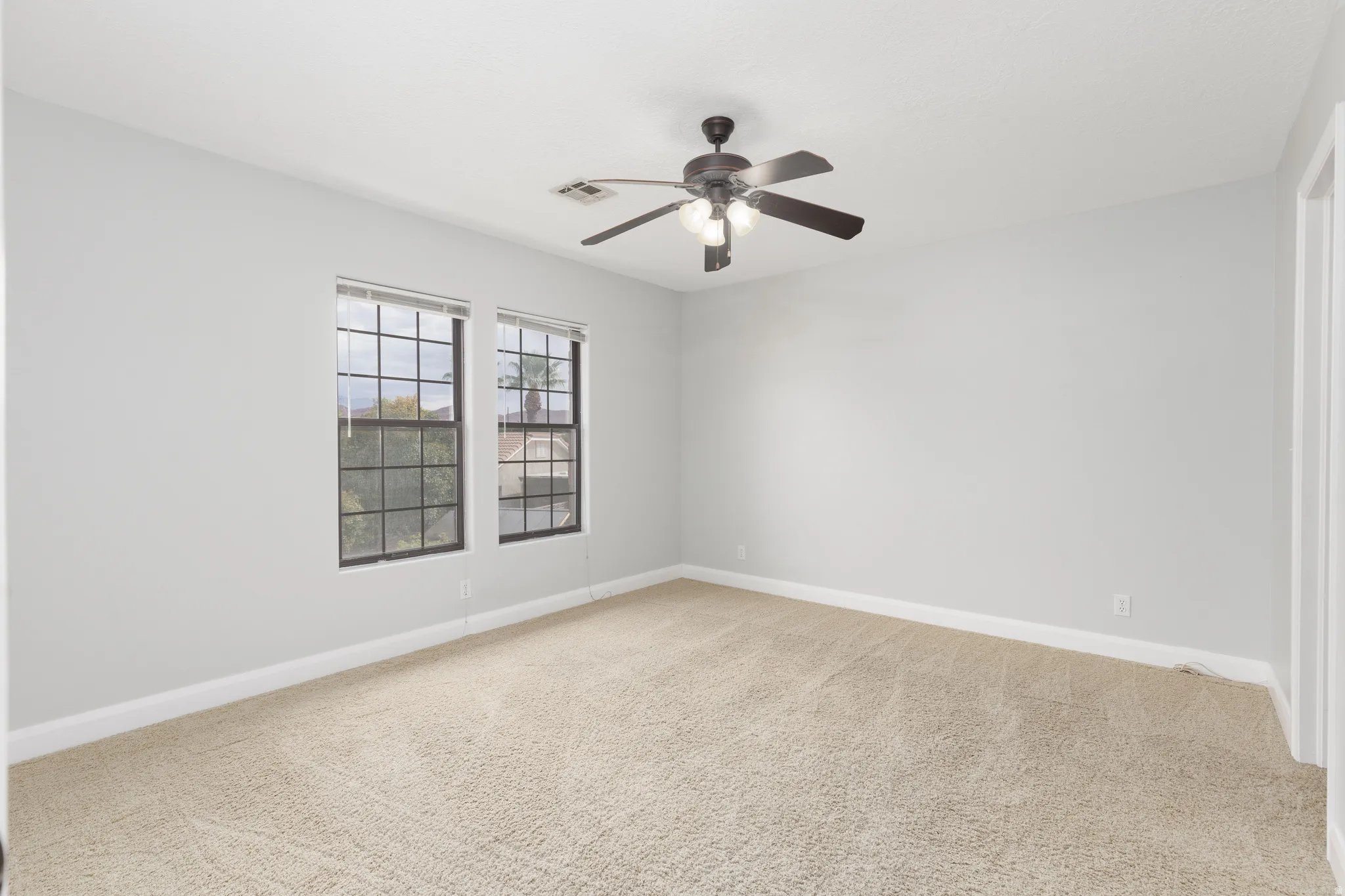 Recessed ceiling fan with integrated lighting