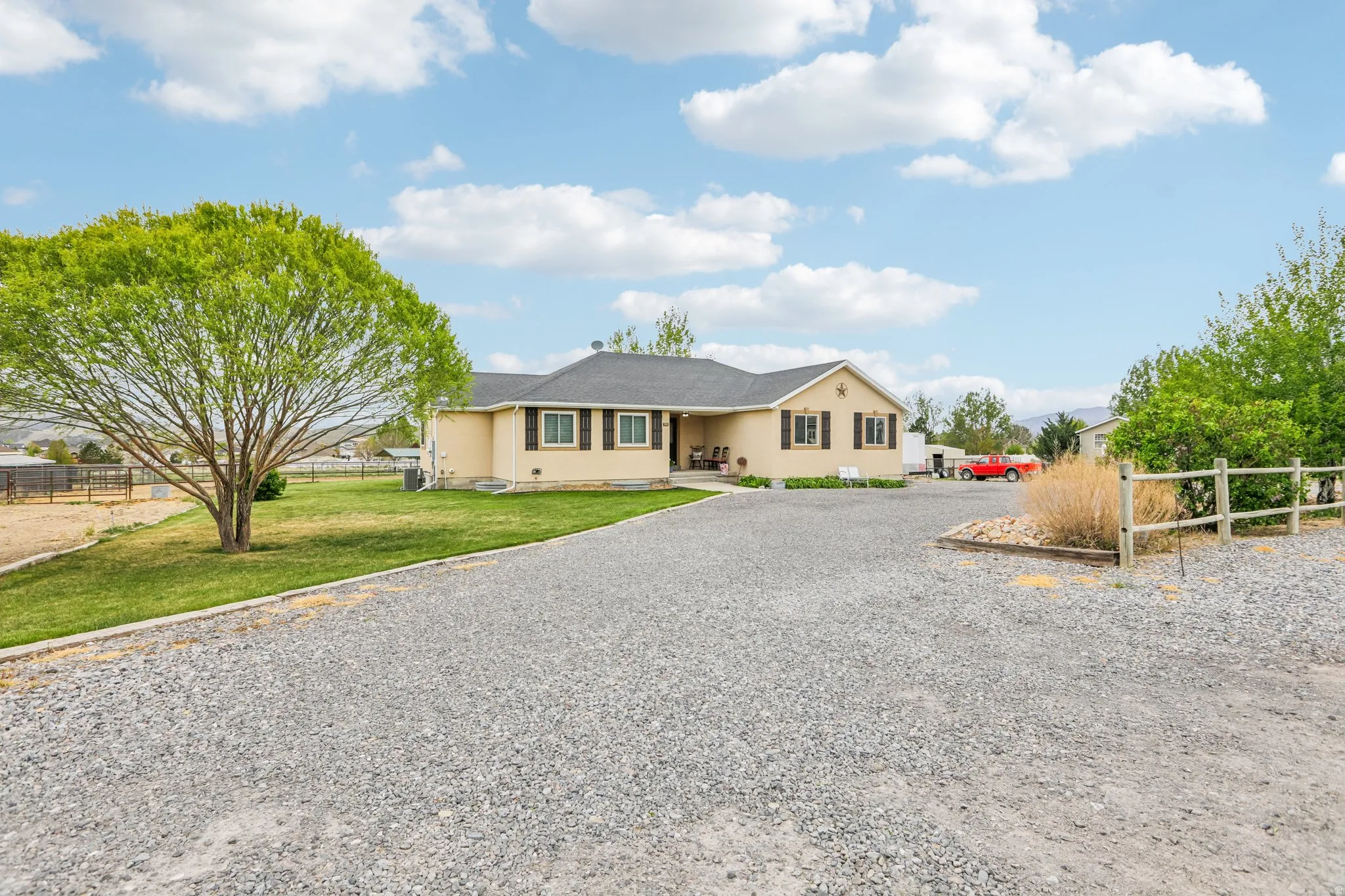 Ranch-style house featuring driveway