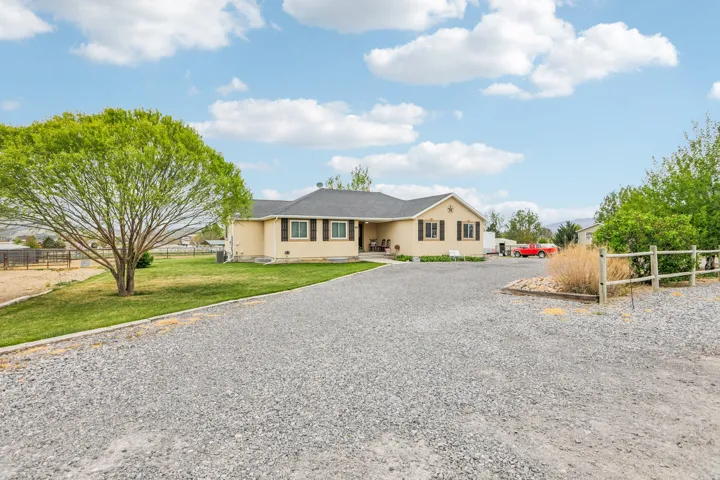 Ranch-style house featuring driveway