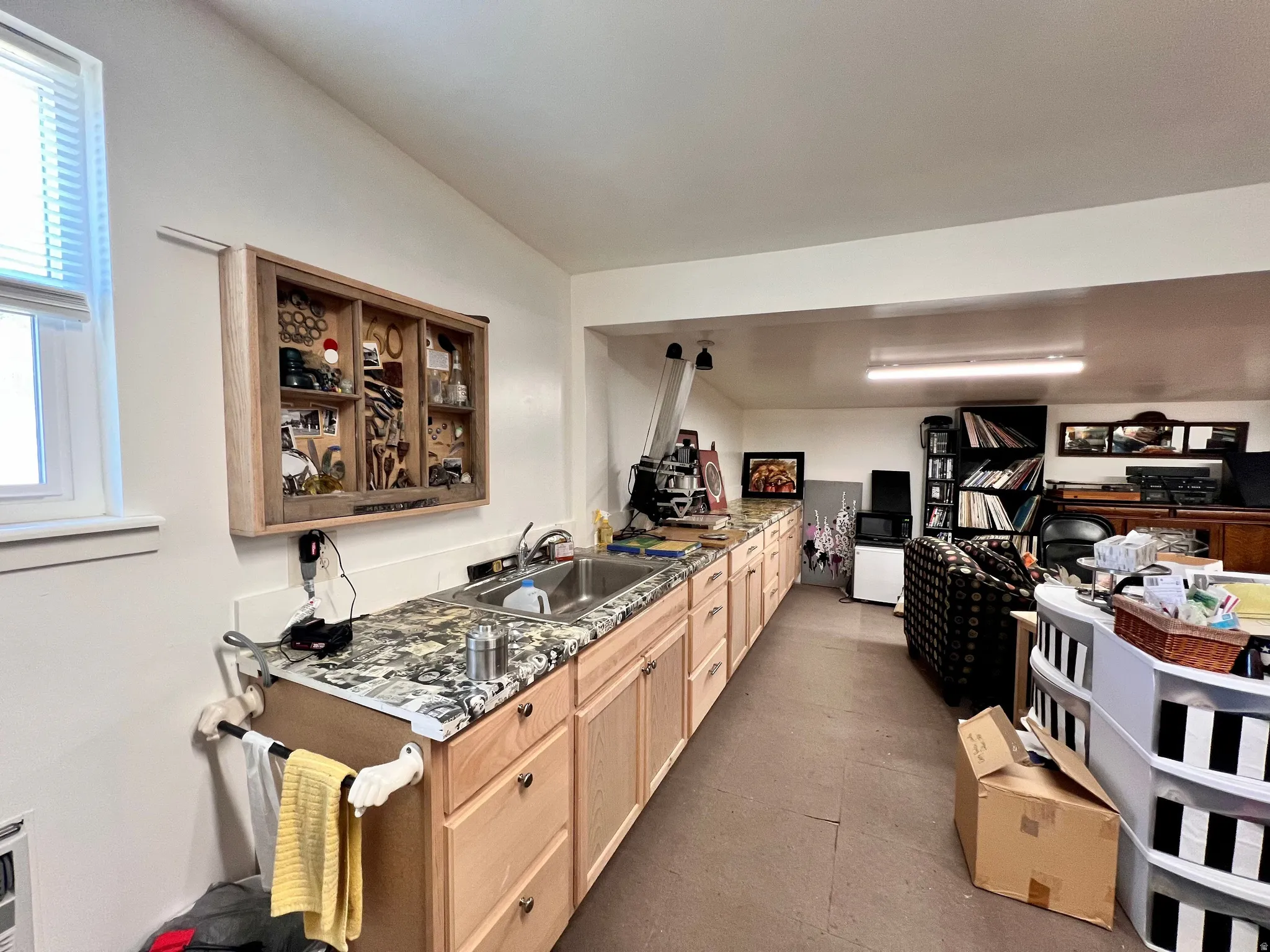 Detached studio/shop with living room