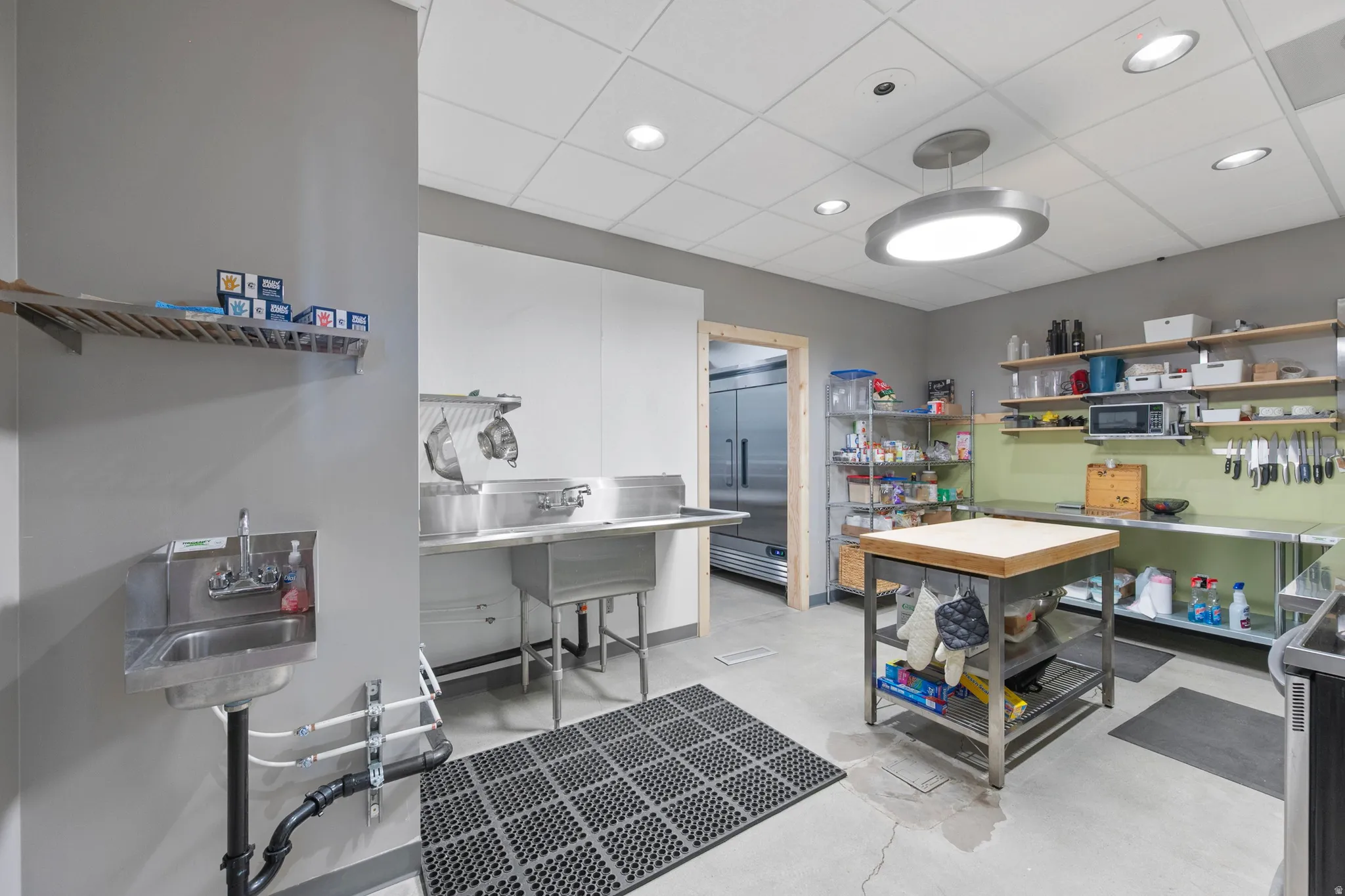 Misc room featuring a drop ceiling and recessed lighting