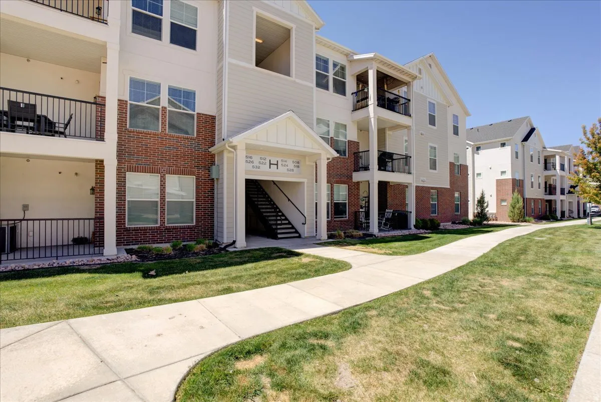 View of apartment building / complex