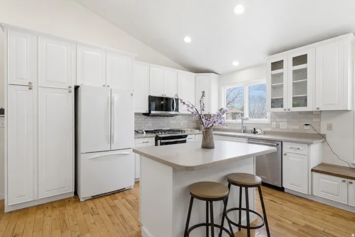 Inviting and bright all major kitchen appliances included