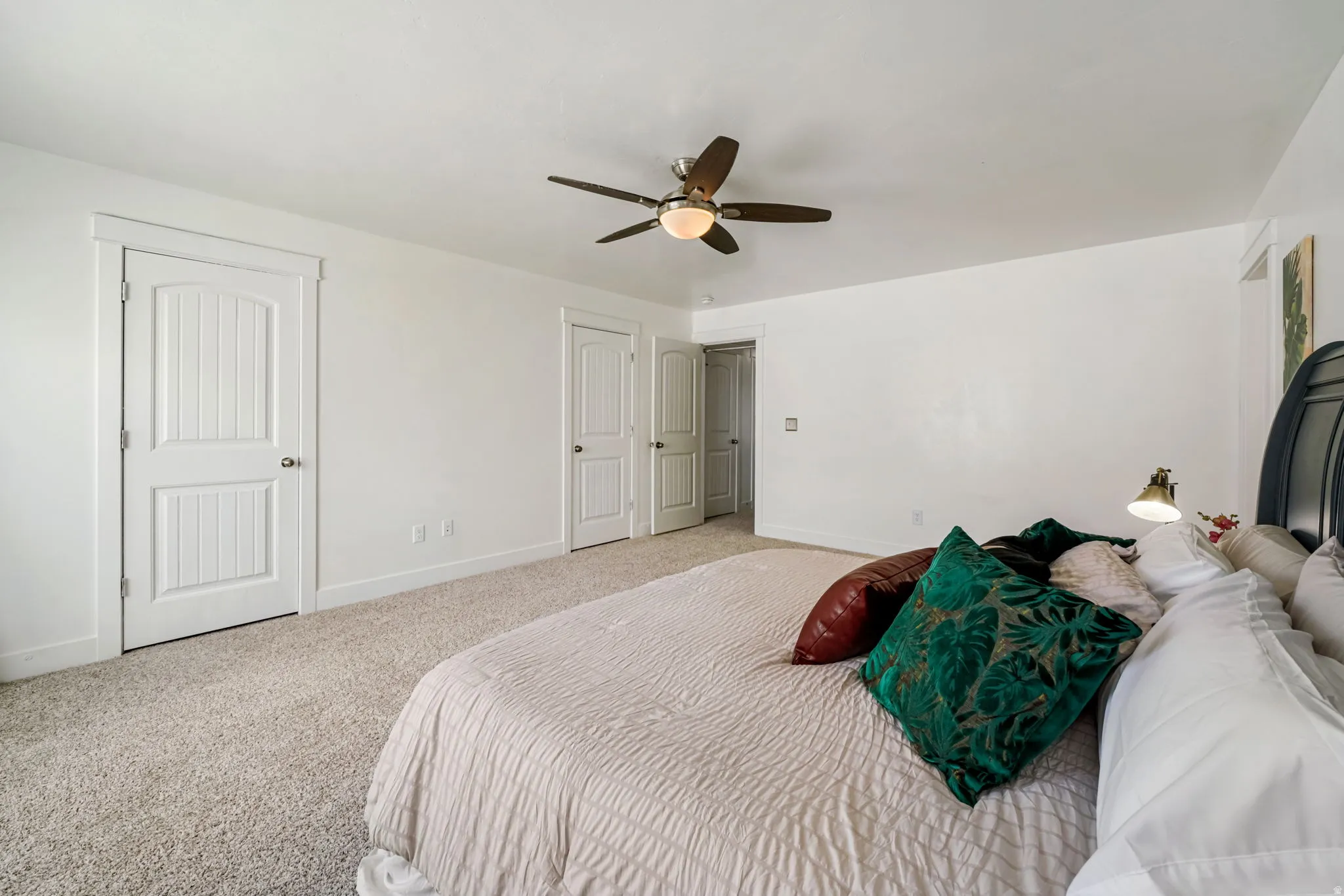 Large primary bedroom - 2 walk in closets