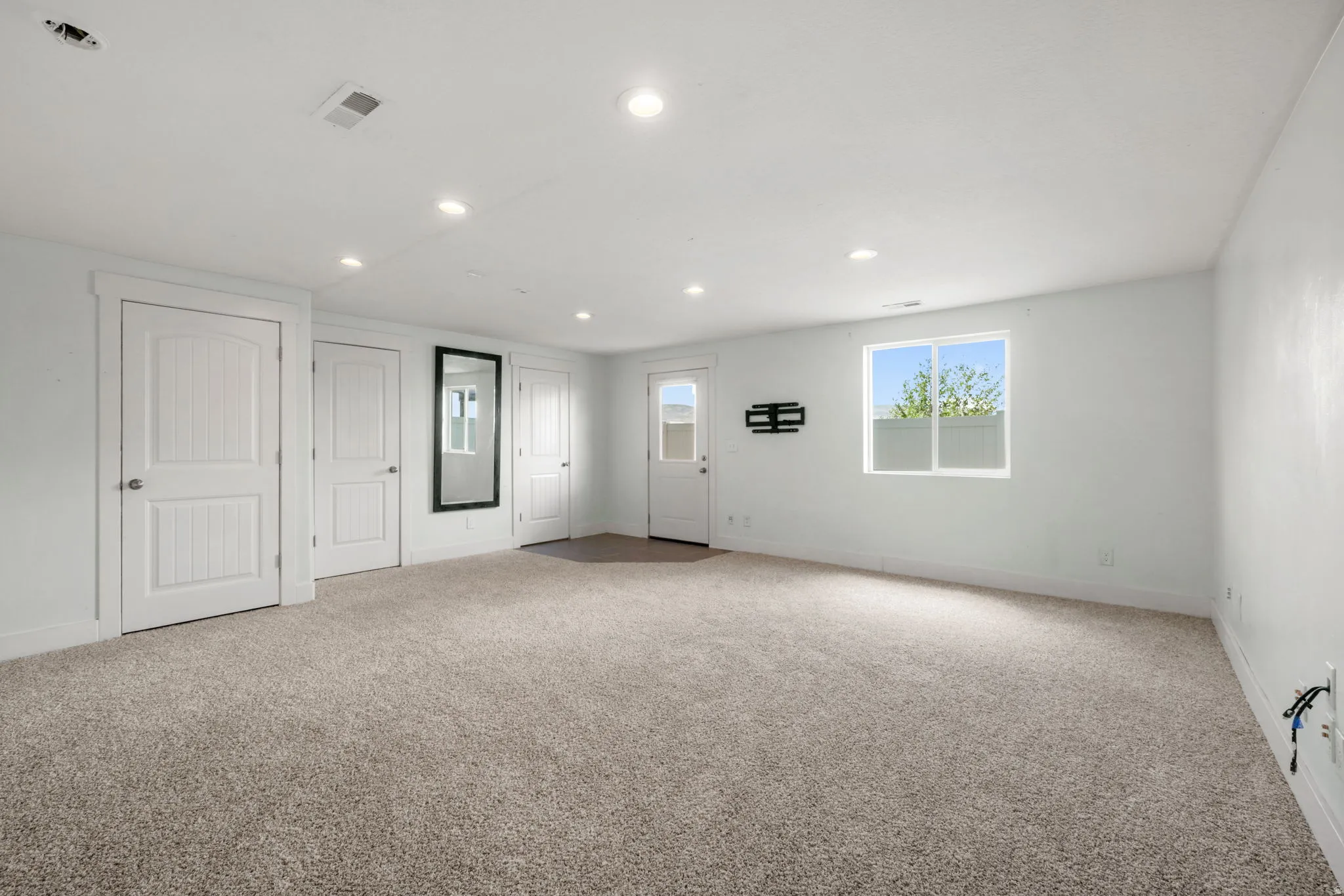 Large flex space for 4th bedroom, family room, office...