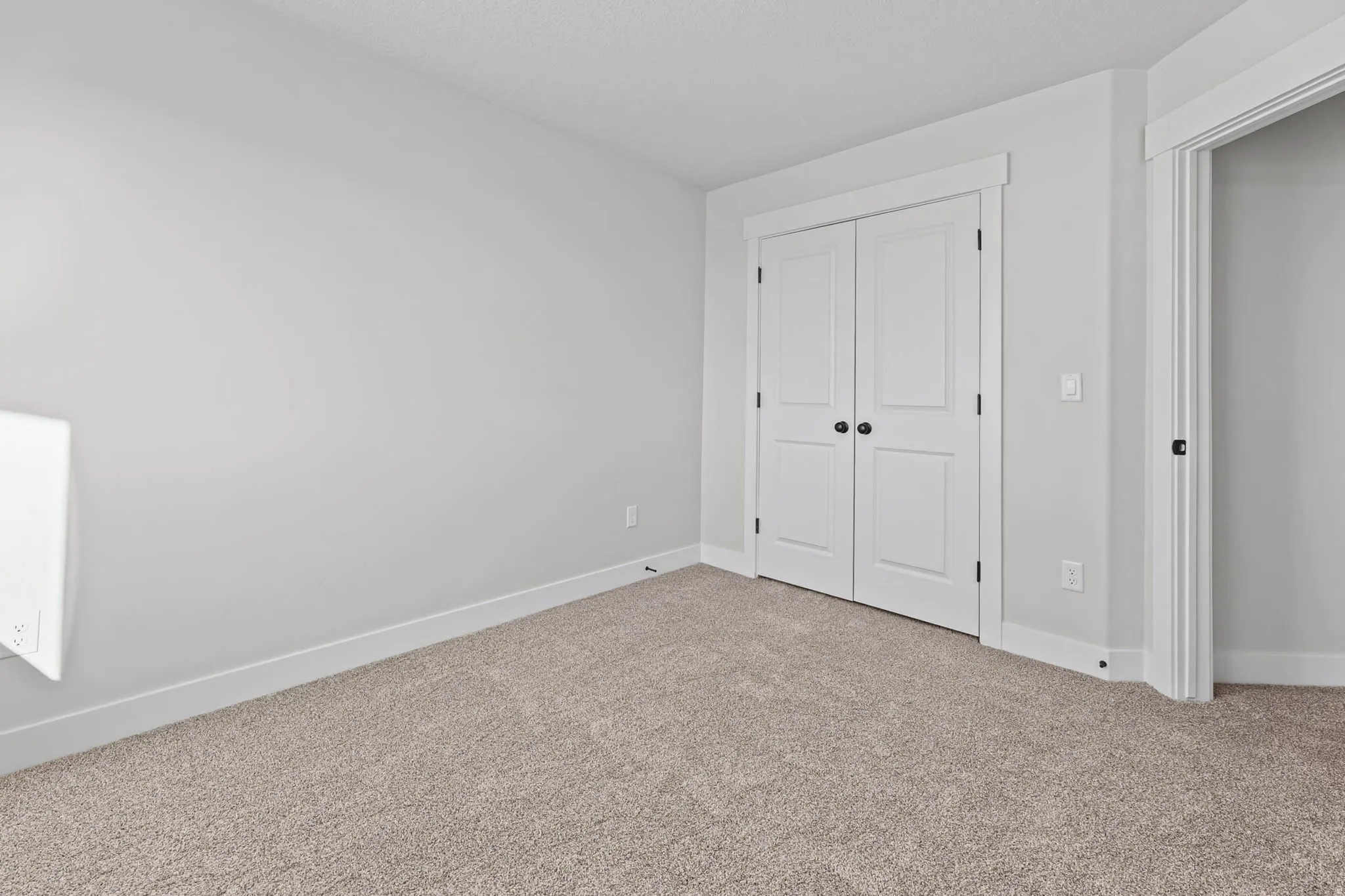 Unfurnished bedroom with carpet and a closet