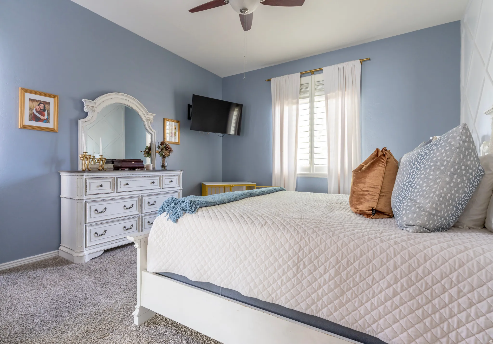 Bedroom featuring carpet floors and ceiling fan
