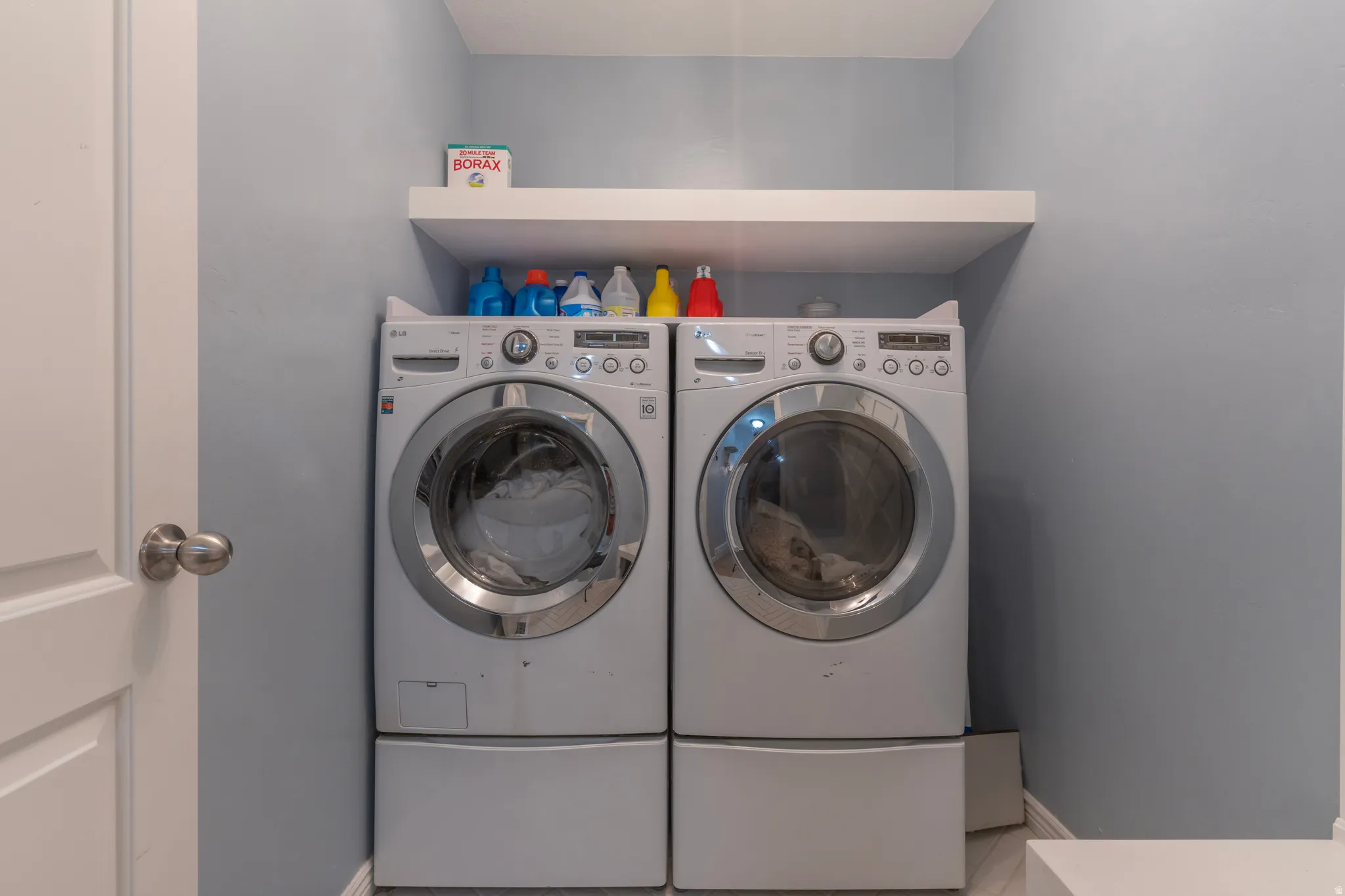 Laundry area with baseboards and washing machine and clothes dryer