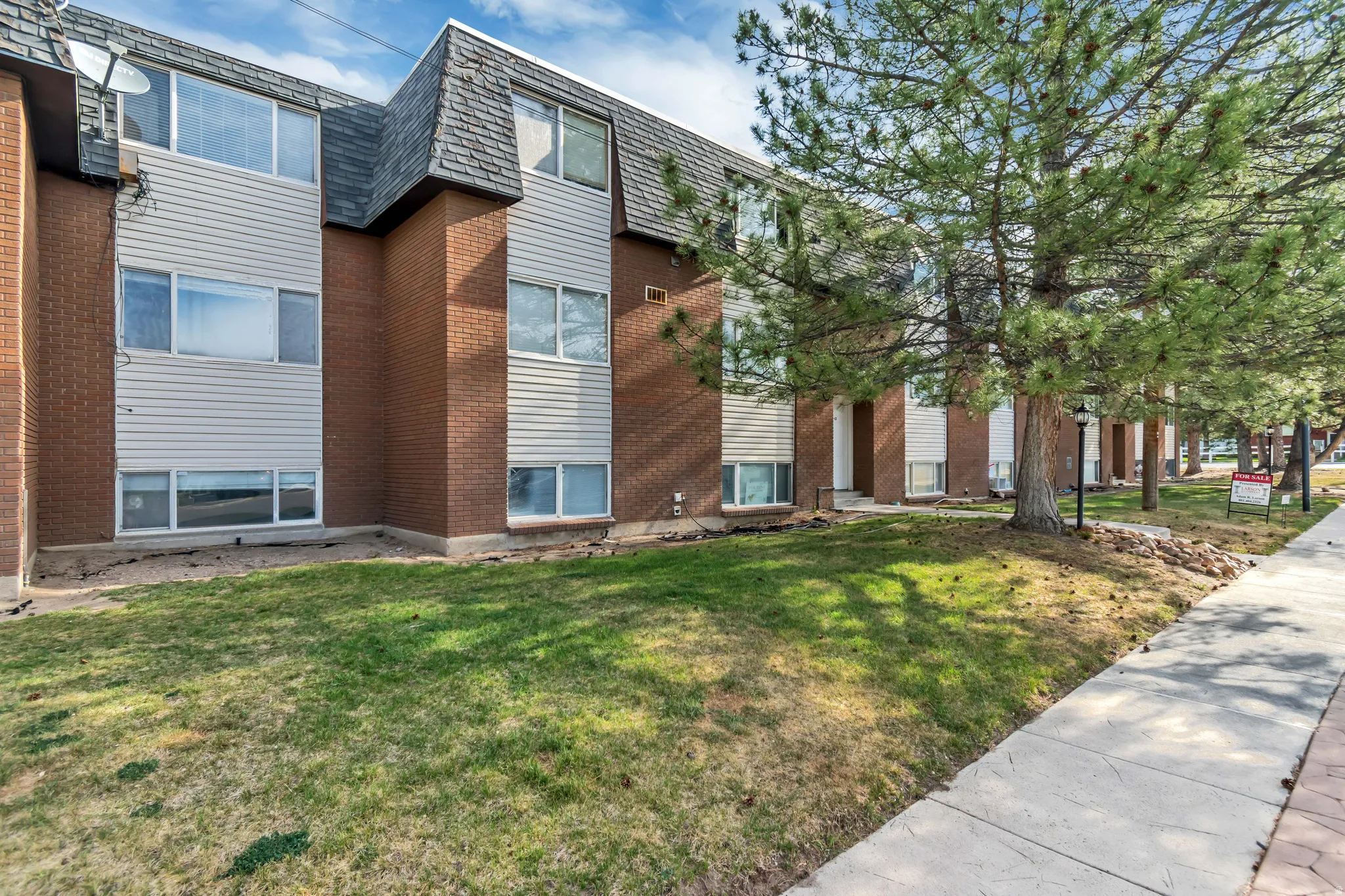 View of apartment building / complex
