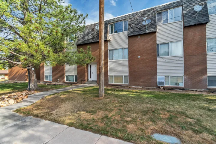 View of apartment building / complex