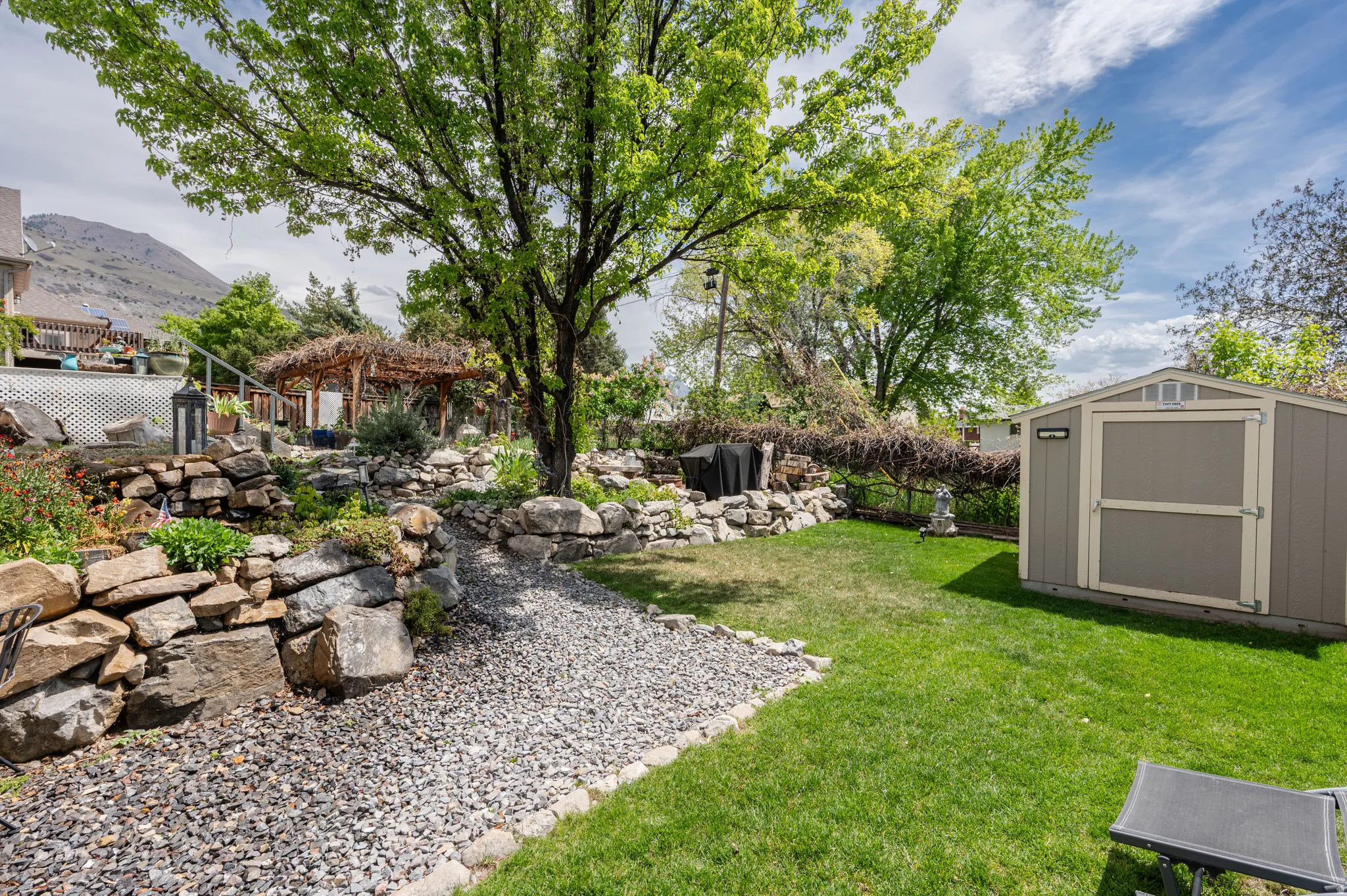 View of yard with a storage shed