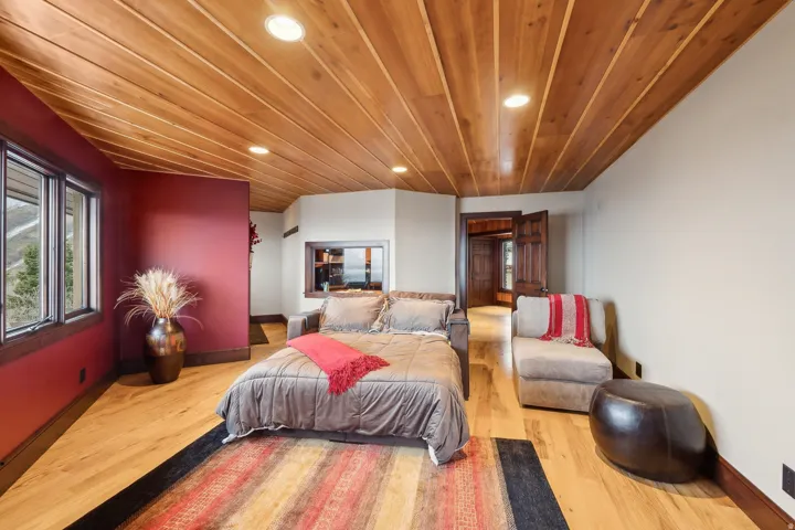 5th bedroom with mini-kitchenette could be locked out.