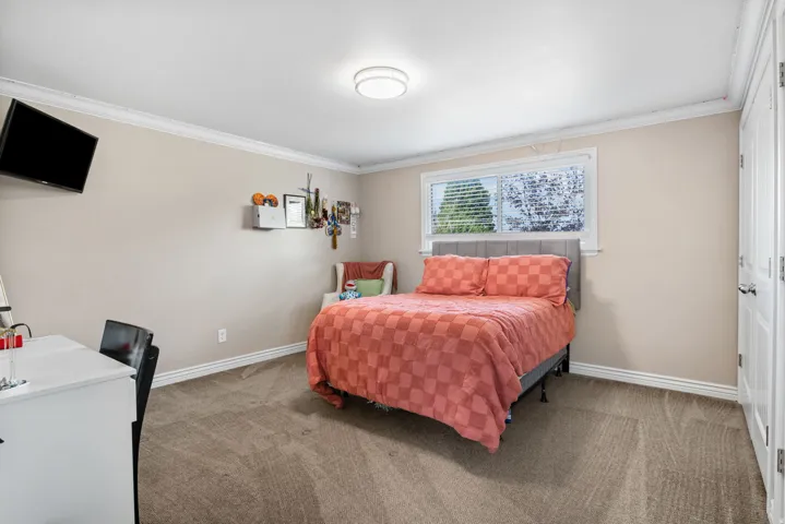 Bedroom featuring carpet flooring and crown molding
