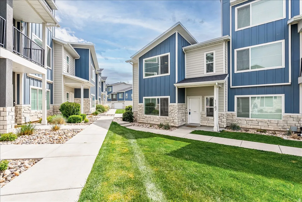 View of home's community with a residential view