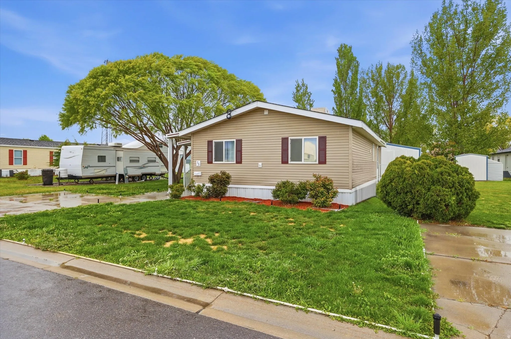 Manufactured / mobile home with a front lawn