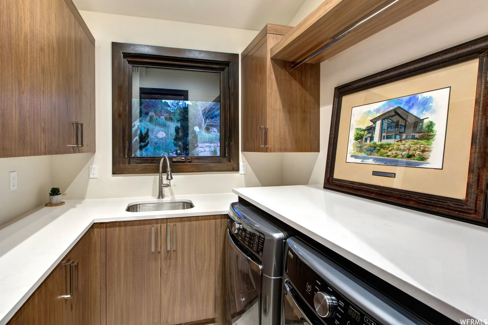 Laundry area with a sink and independent washer and dryer