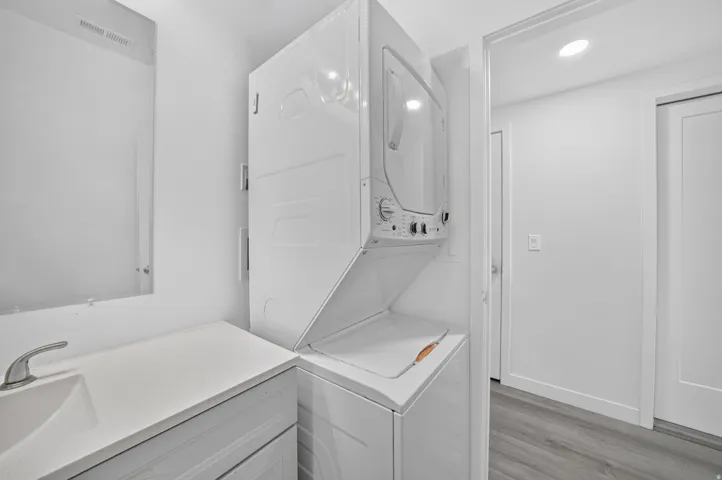Bathroom w. stackable washer / dryer