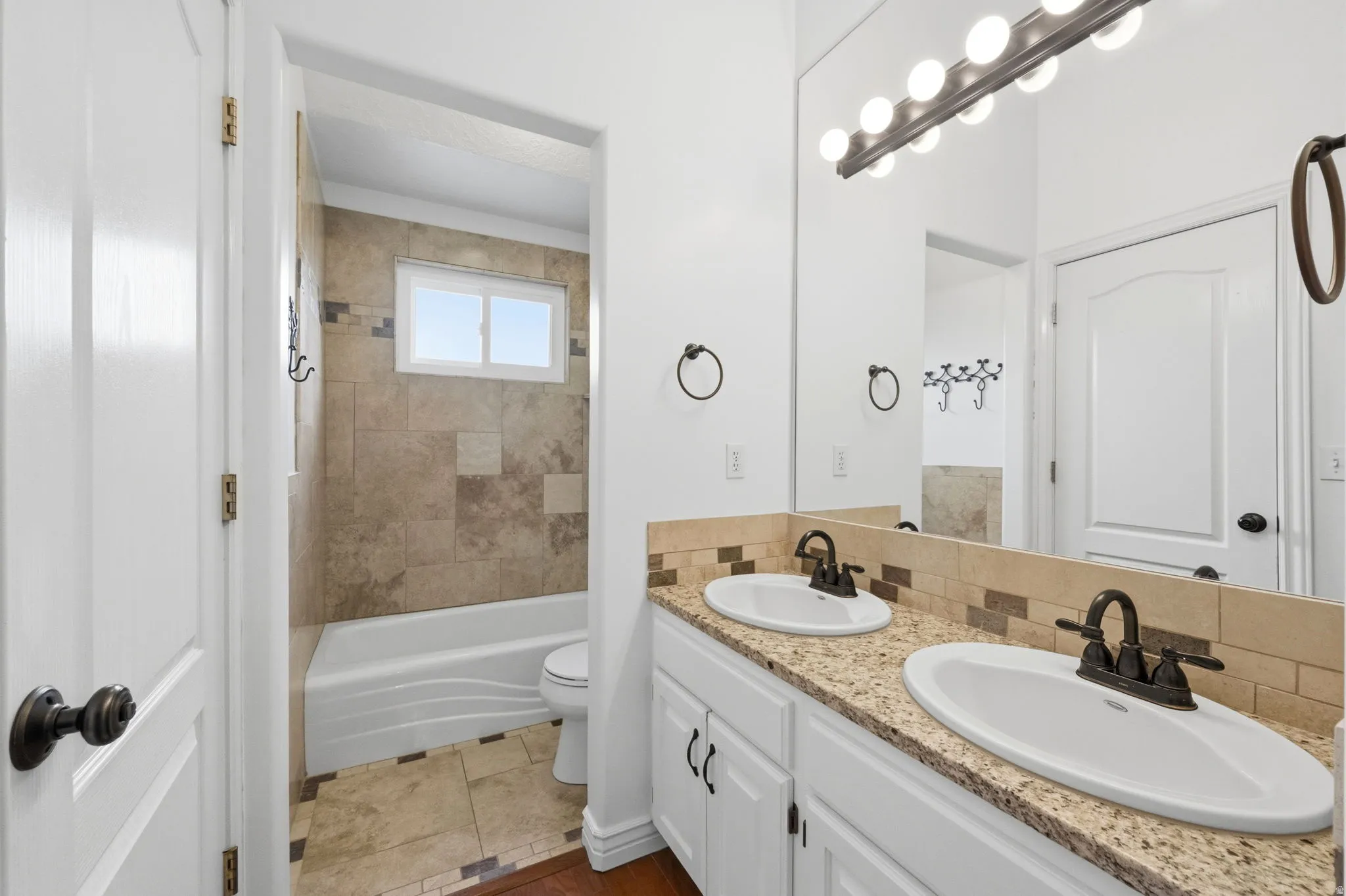 Full bathroom #4