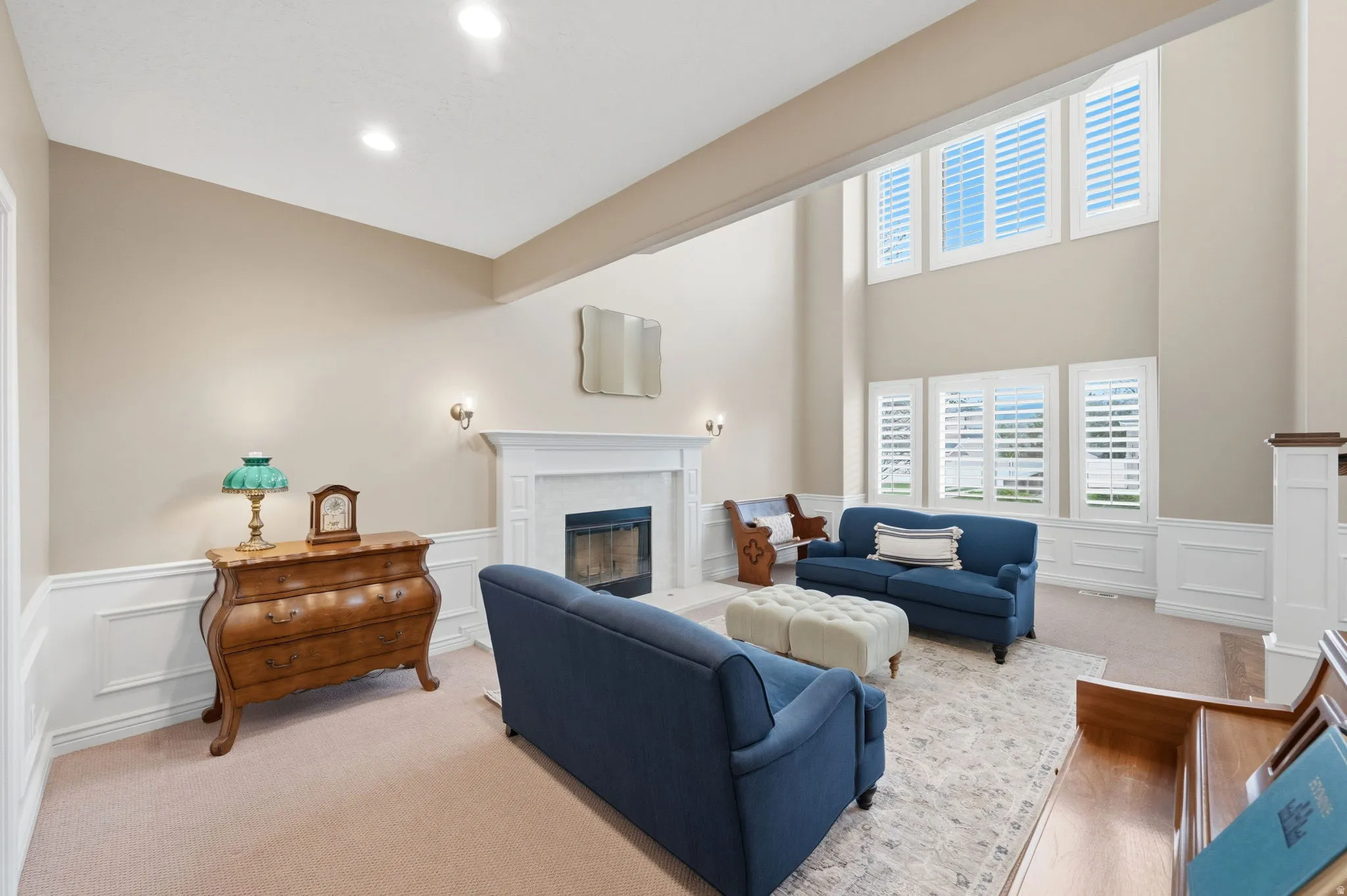 Living Room with fireplace and high ceilings
