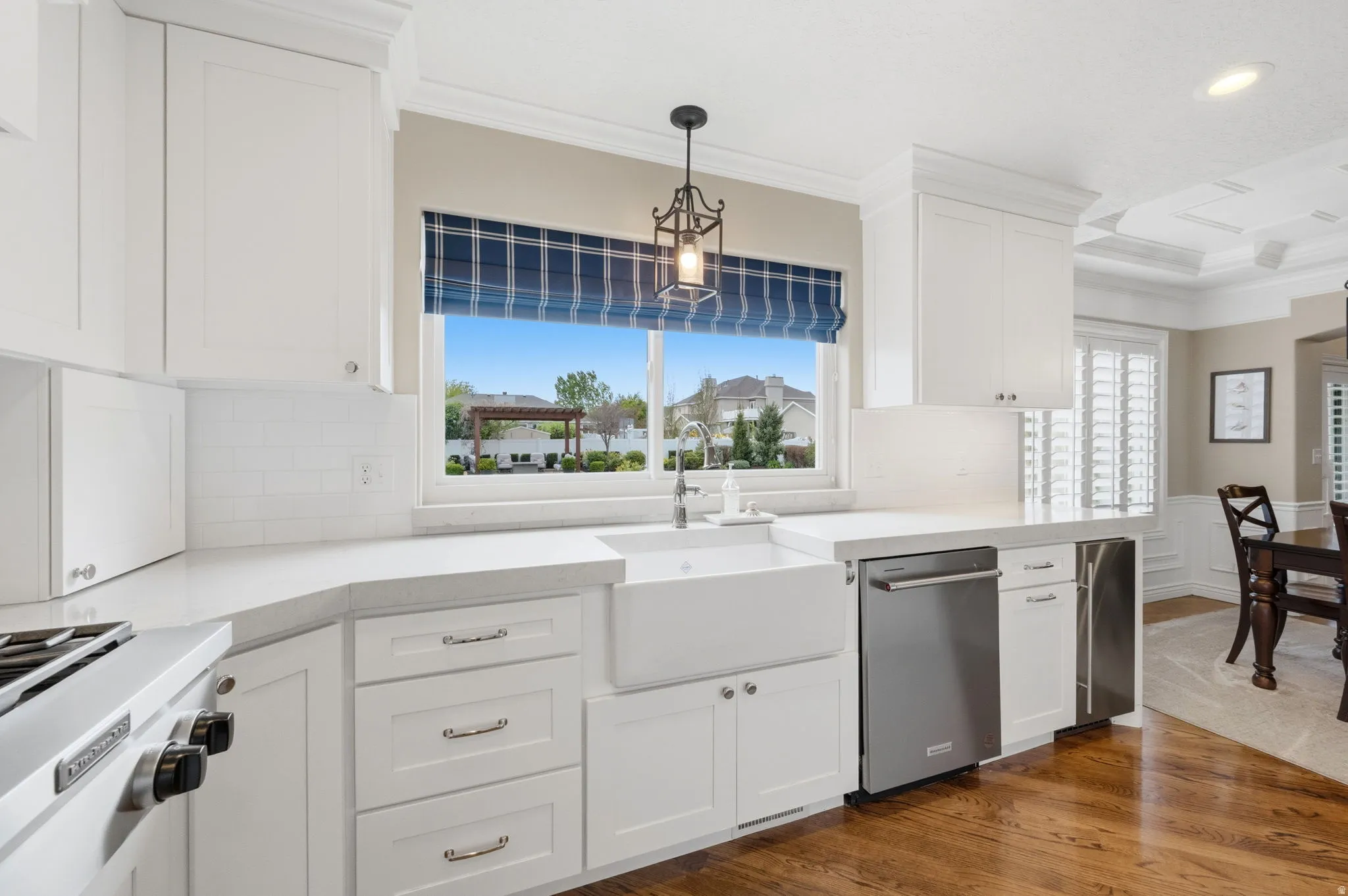 Additional kitchen view with pebble ice machine