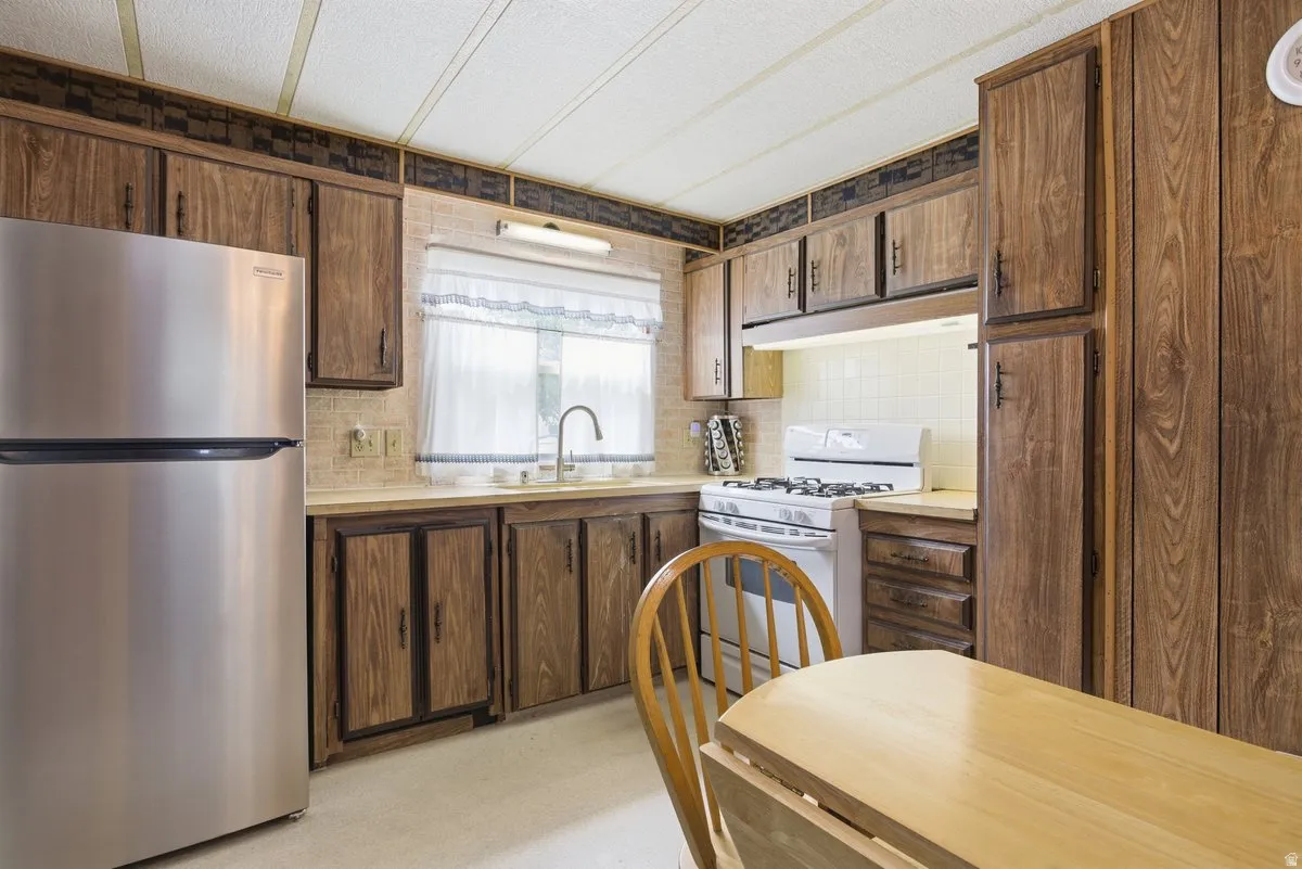 Kitchen with gas range / refrigerator stays