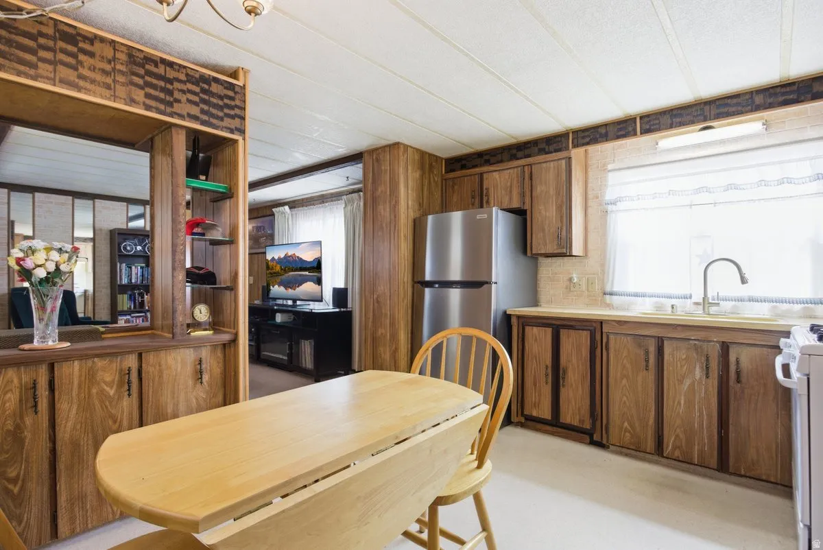 Kitchen w/ dining