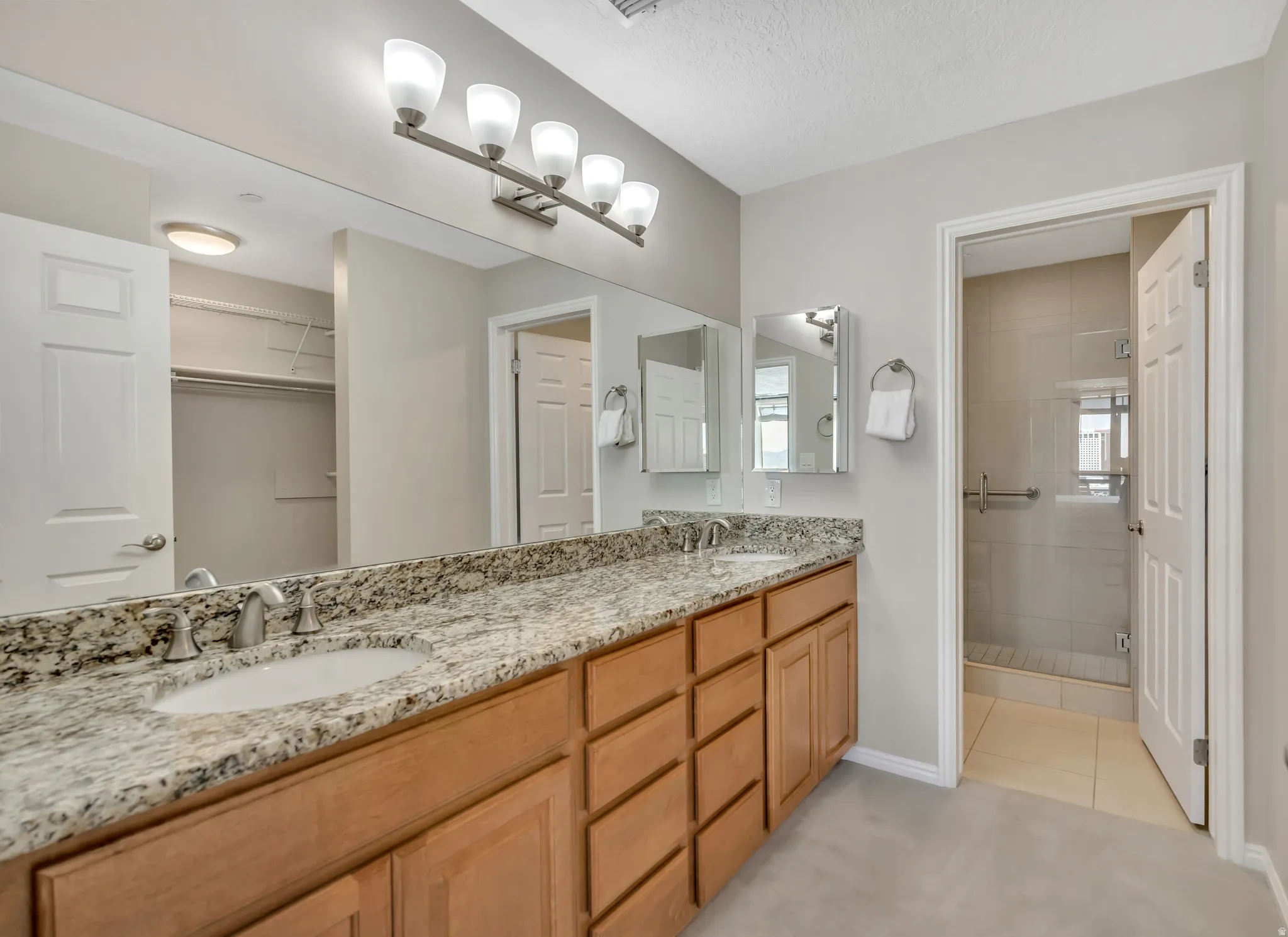 Updated en-suite bath
