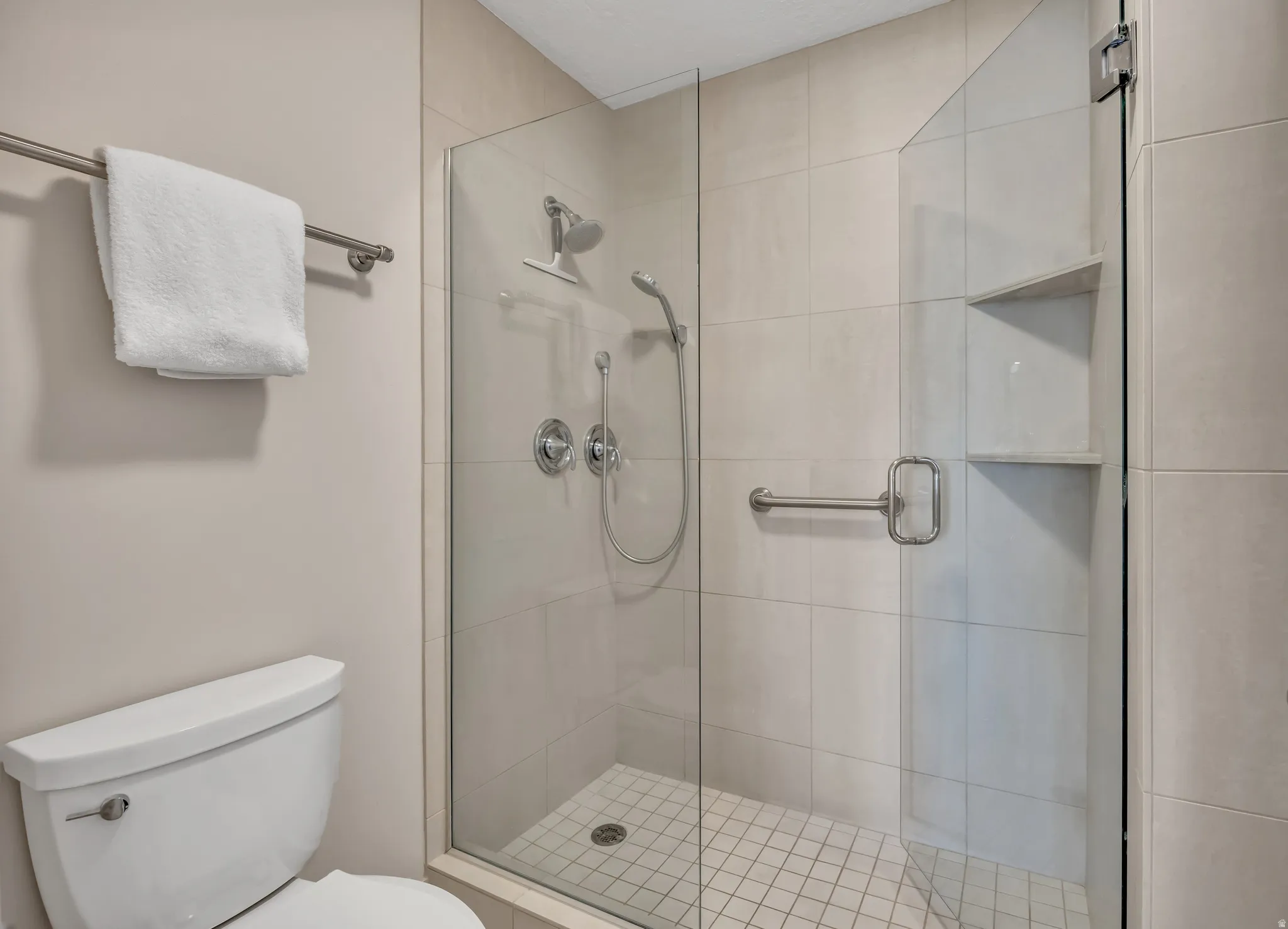 Walk-in shower with 2 independent shower heads