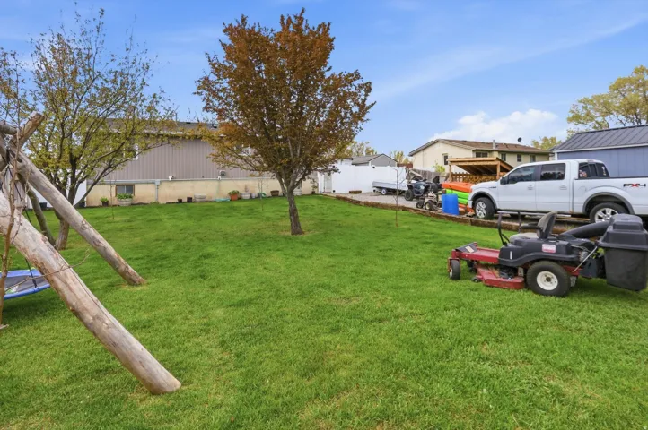 View of grassy yard