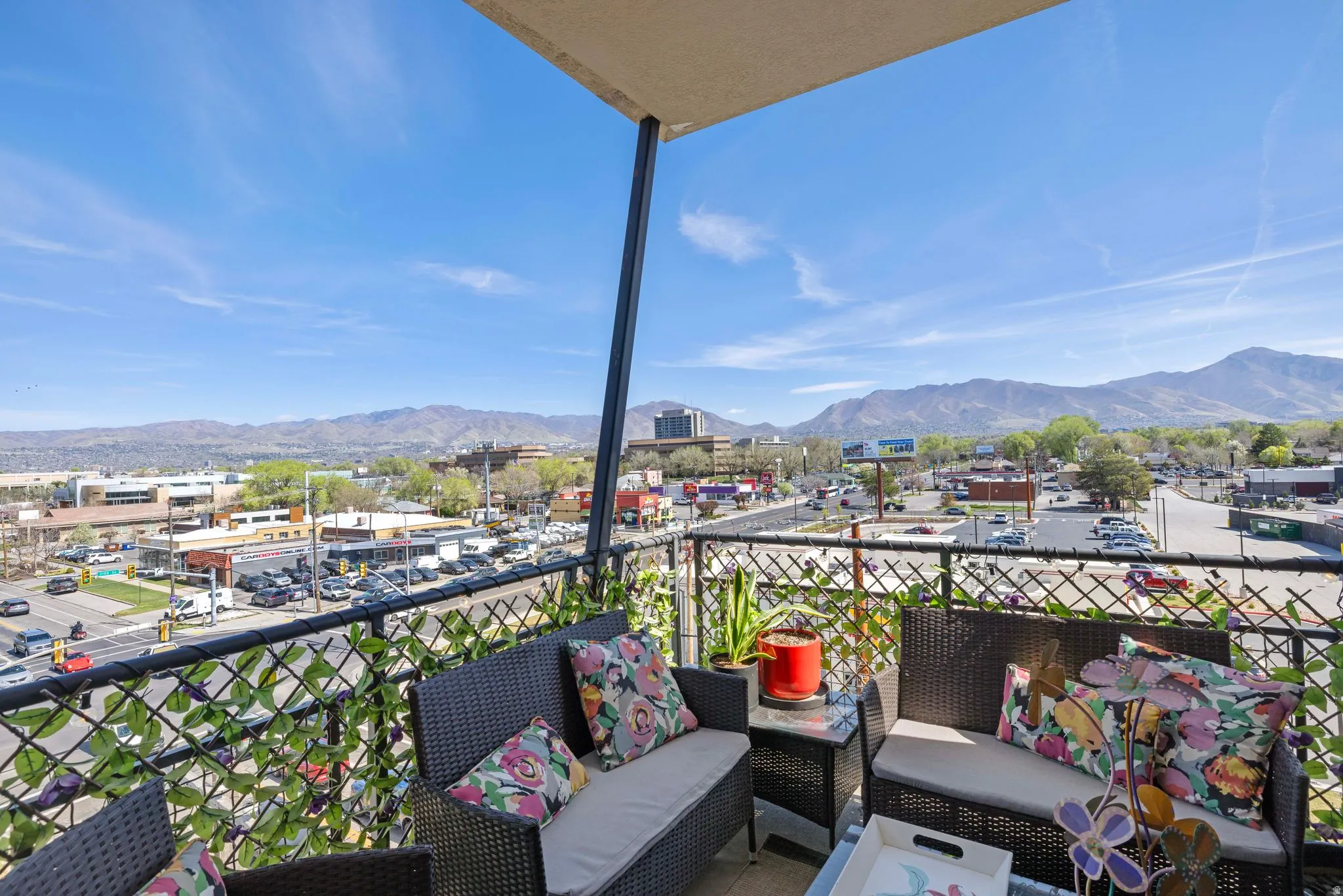 Balcony featuring a mountain view and an outdoor lounge area