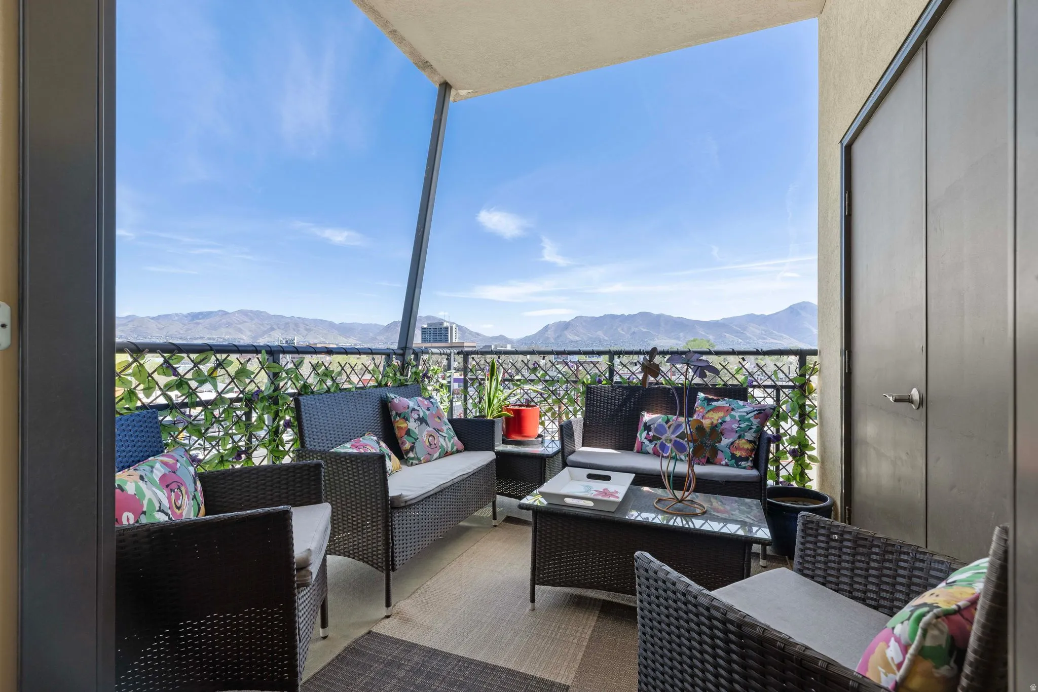 Balcony featuring an outdoor hangout area and a mountain view