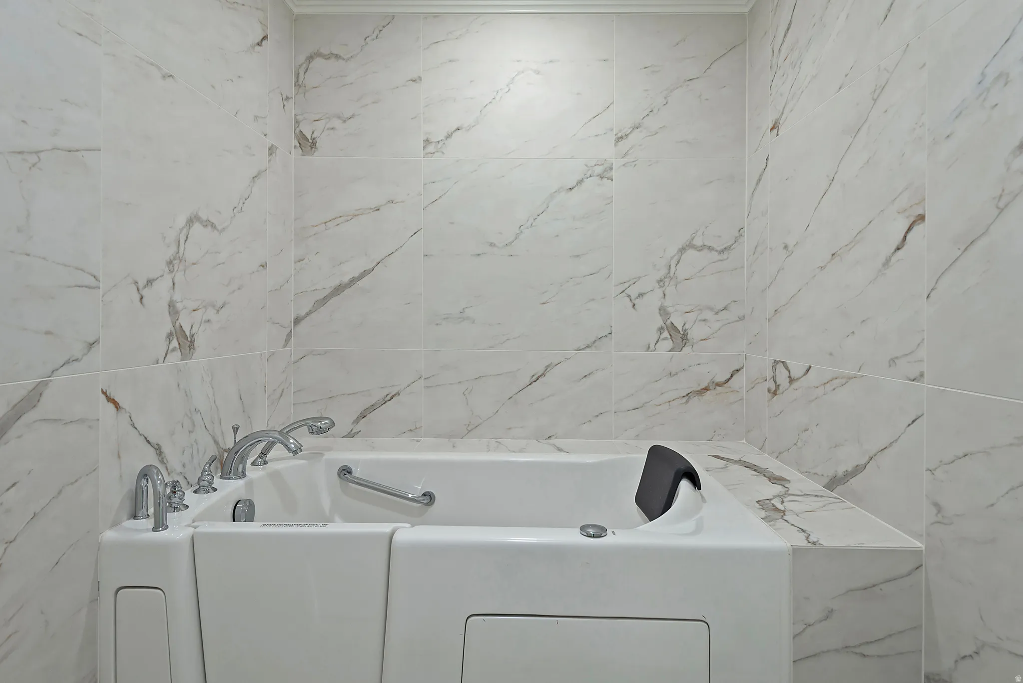 Walk in soaking tub